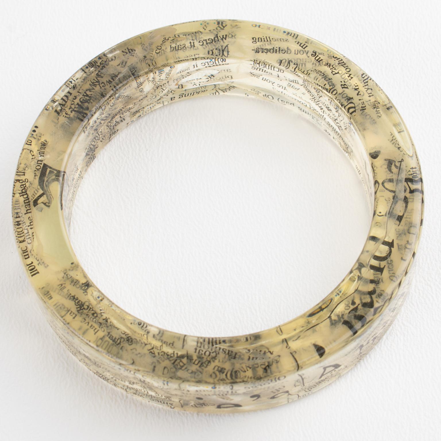 John Galliano Bracciale Bangle in resina acrilica trasparente con inclusioni di carta di giornale in vendita 5