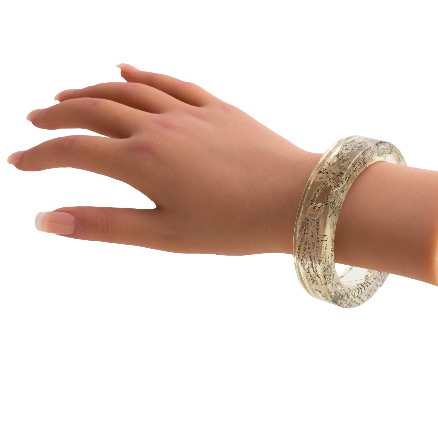 John Galliano Bracciale Bangle in resina acrilica trasparente con inclusioni di carta di giornale in vendita 6