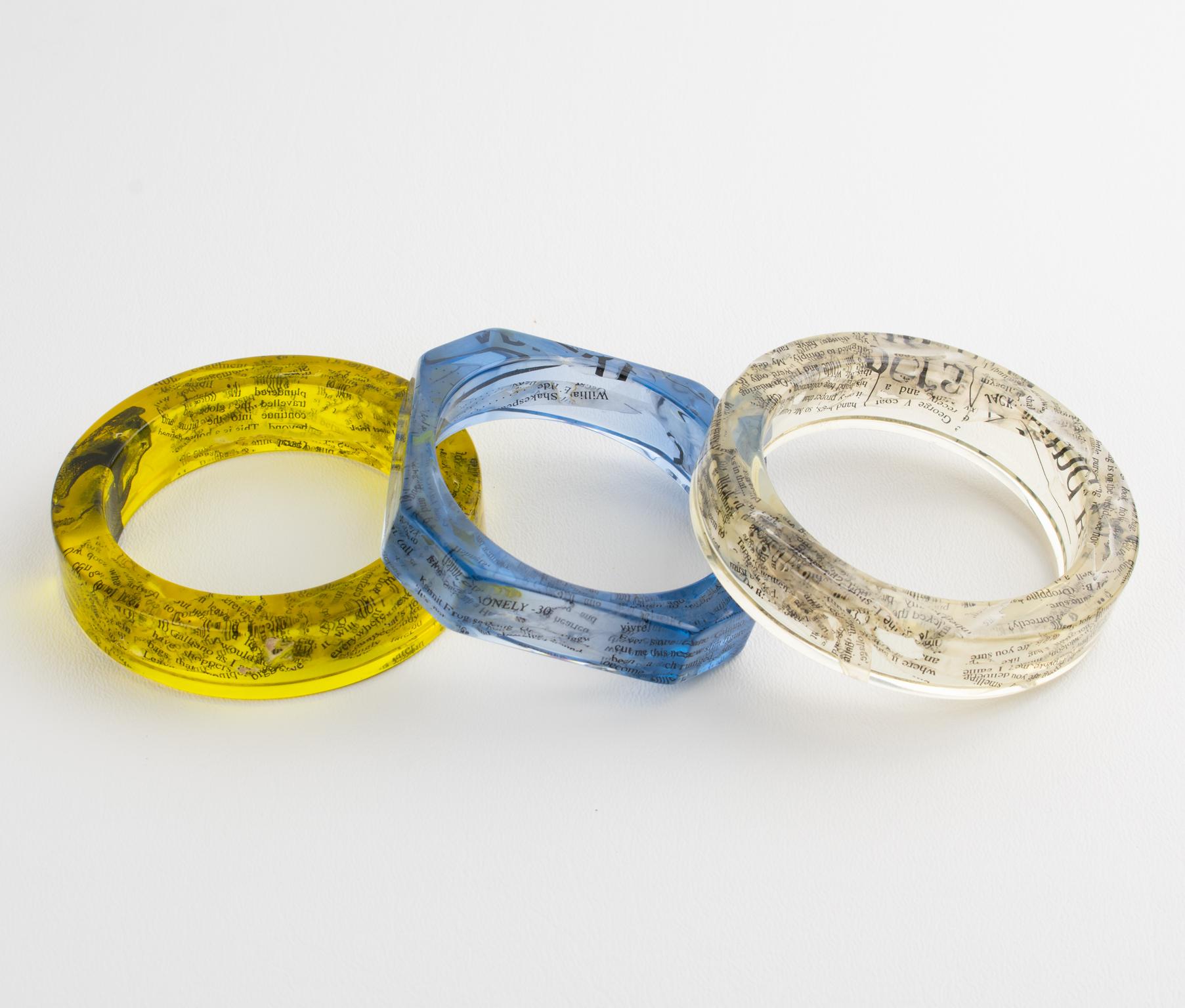 John Galliano Bracciale Bangle in resina acrilica trasparente con inclusioni di carta di giornale in vendita 7