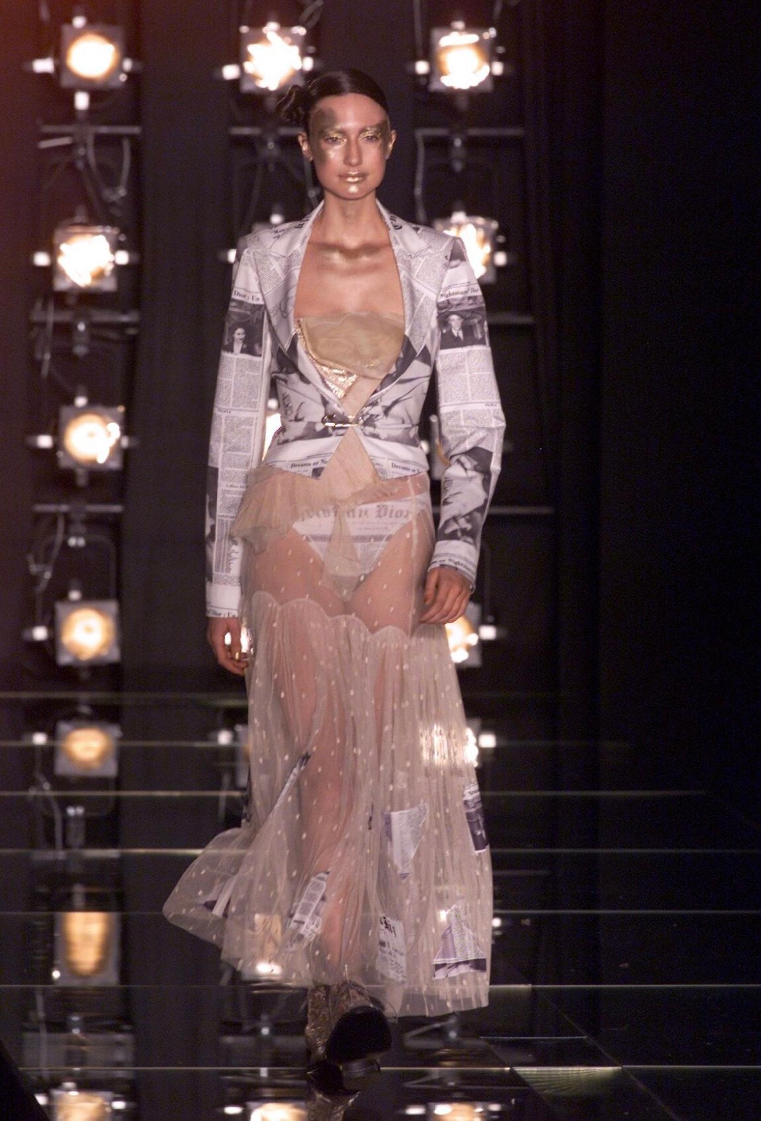 John Galliano Bracciale Bangle in resina acrilica trasparente con inclusioni di carta di giornale in vendita 11