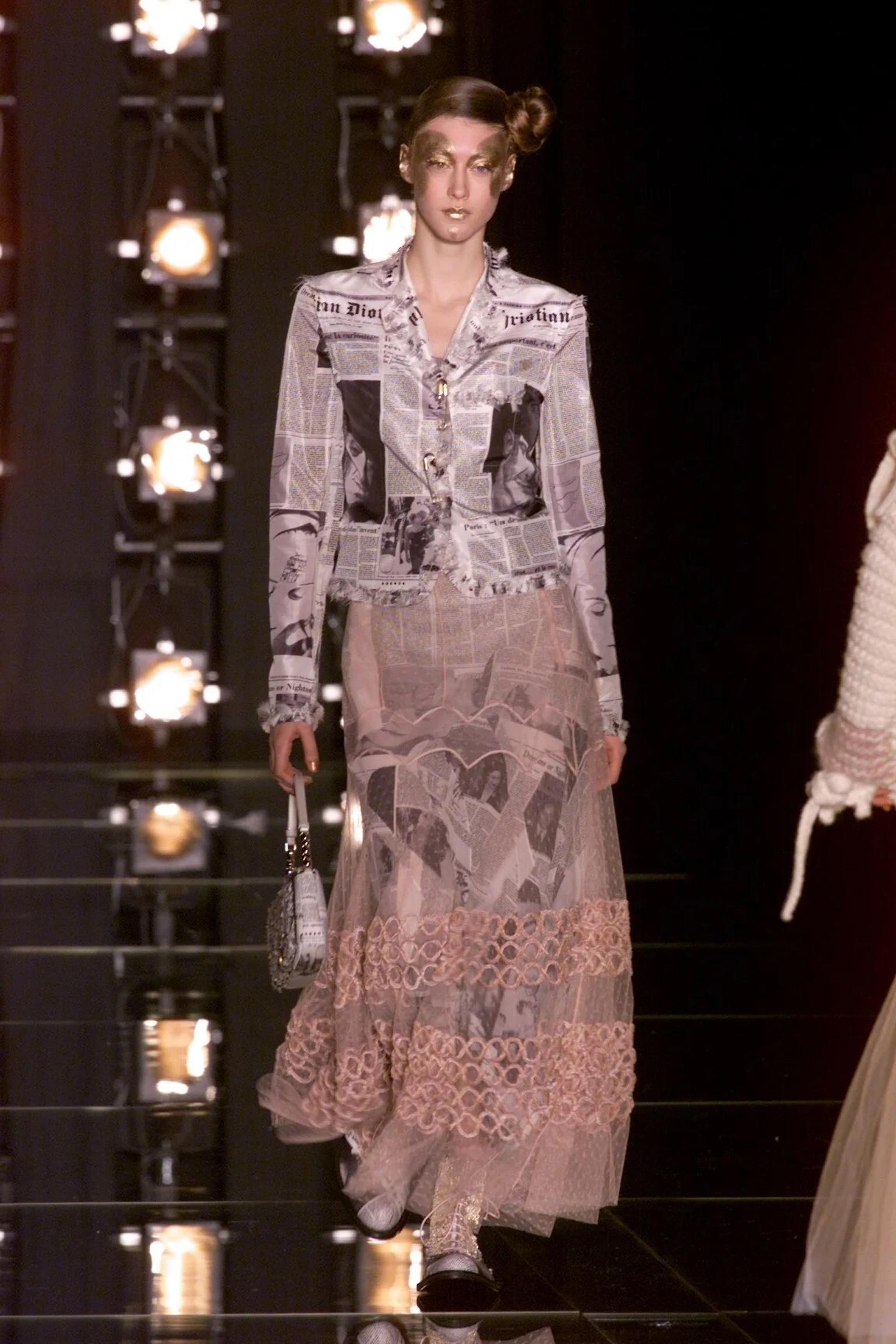 John Galliano Bracciale Bangle in resina acrilica trasparente con inclusioni di carta di giornale in vendita 12