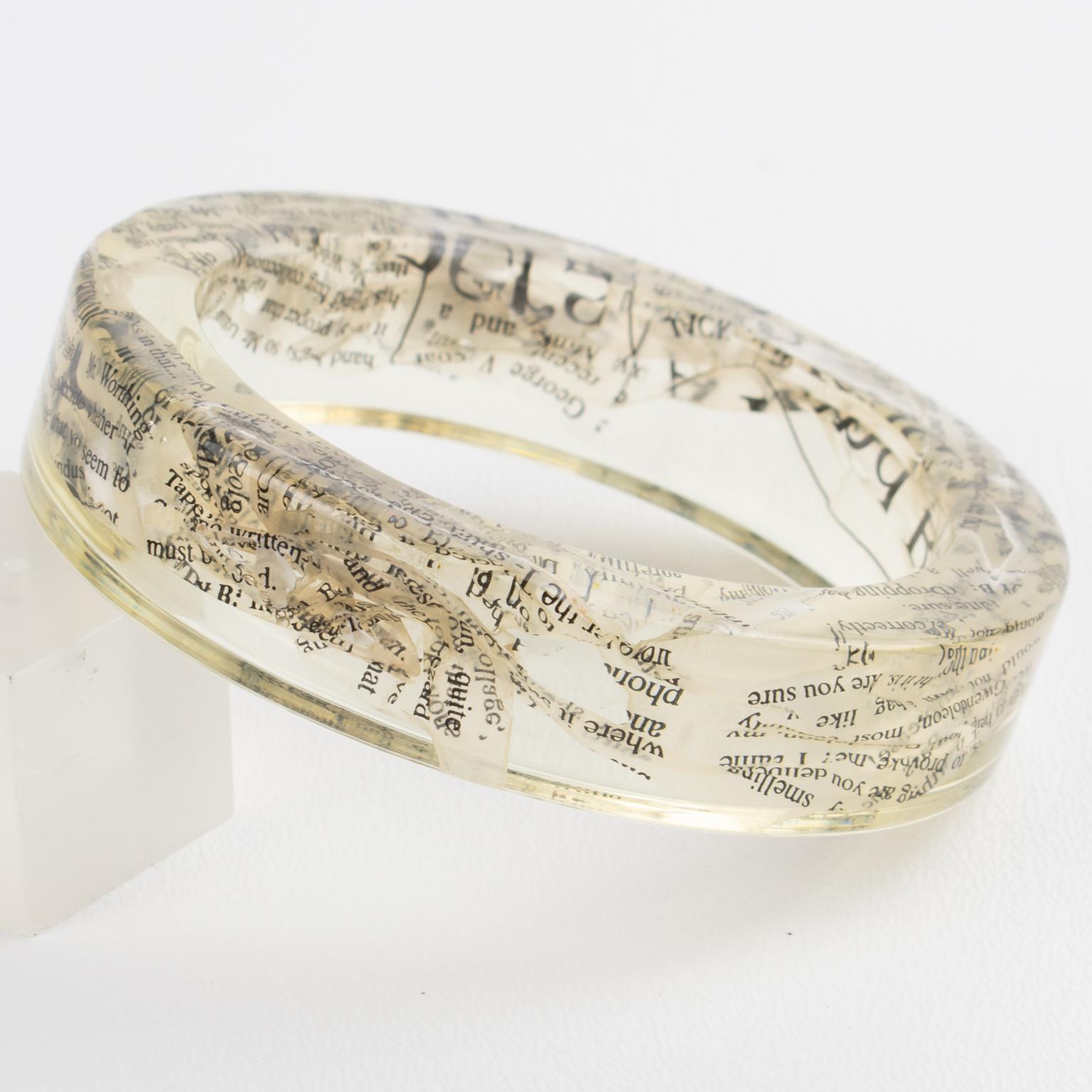 Moderno John Galliano Bracciale Bangle in resina acrilica trasparente con inclusioni di carta di giornale in vendita