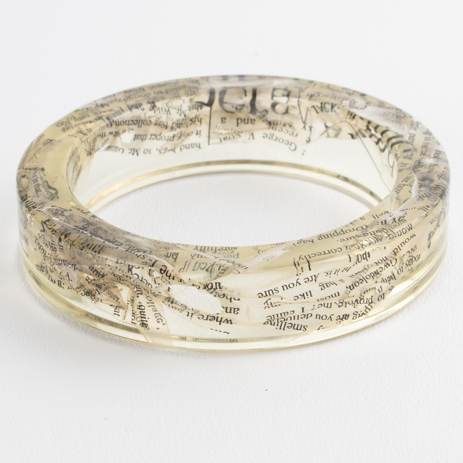 John Galliano Bracciale Bangle in resina acrilica trasparente con inclusioni di carta di giornale In condizioni ottime in vendita a Atlanta, GA