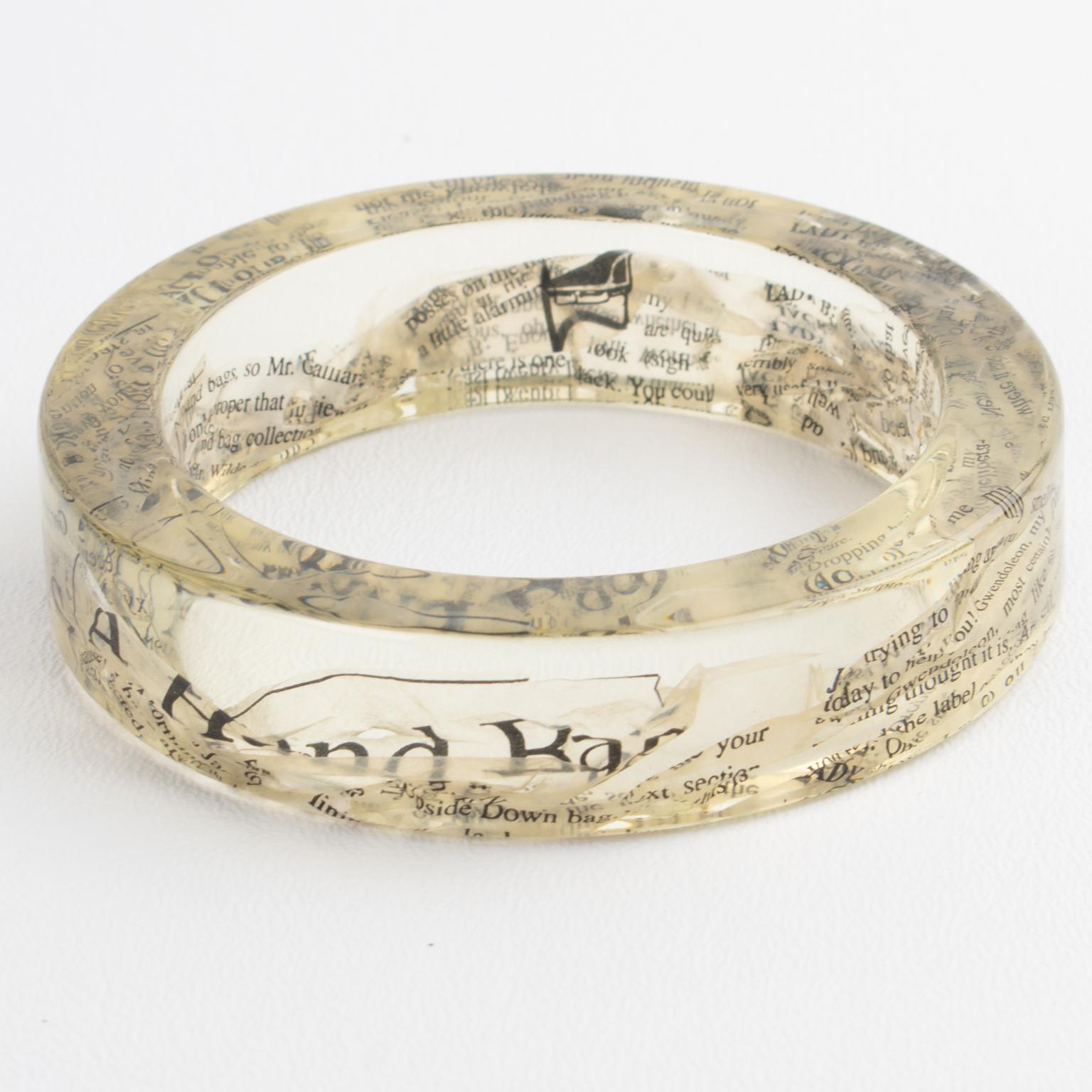 da uomo o donna John Galliano Bracciale Bangle in resina acrilica trasparente con inclusioni di carta di giornale in vendita