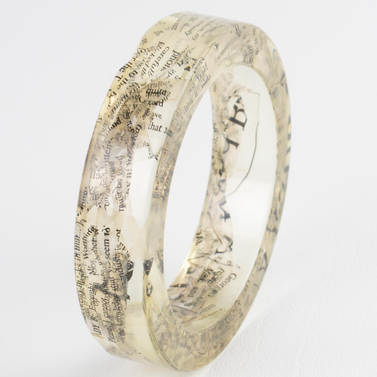 John Galliano Bracciale Bangle in resina acrilica trasparente con inclusioni di carta di giornale in vendita 1