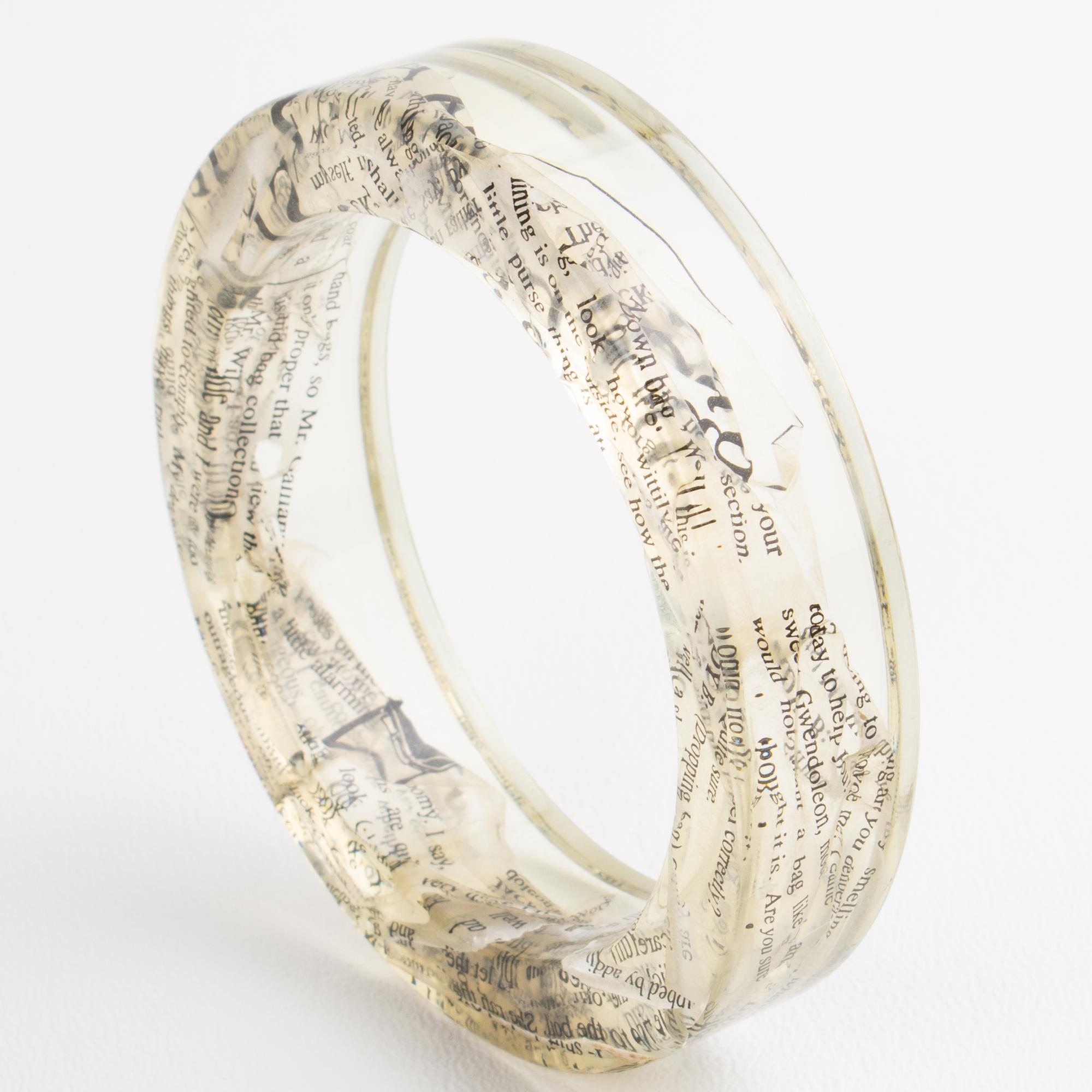 John Galliano Bracciale Bangle in resina acrilica trasparente con inclusioni di carta di giornale in vendita 2