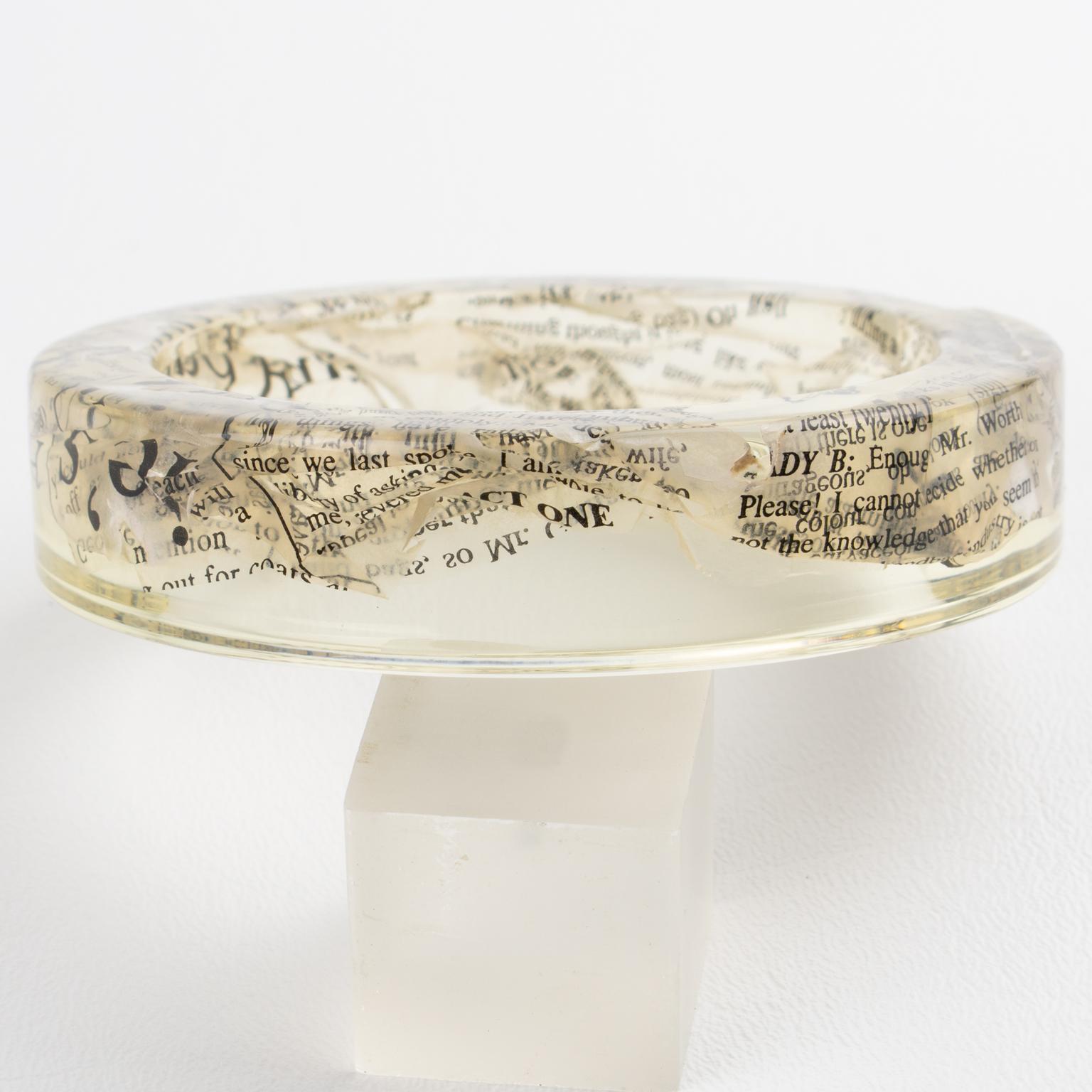 John Galliano Bracciale Bangle in resina acrilica trasparente con inclusioni di carta di giornale in vendita 3