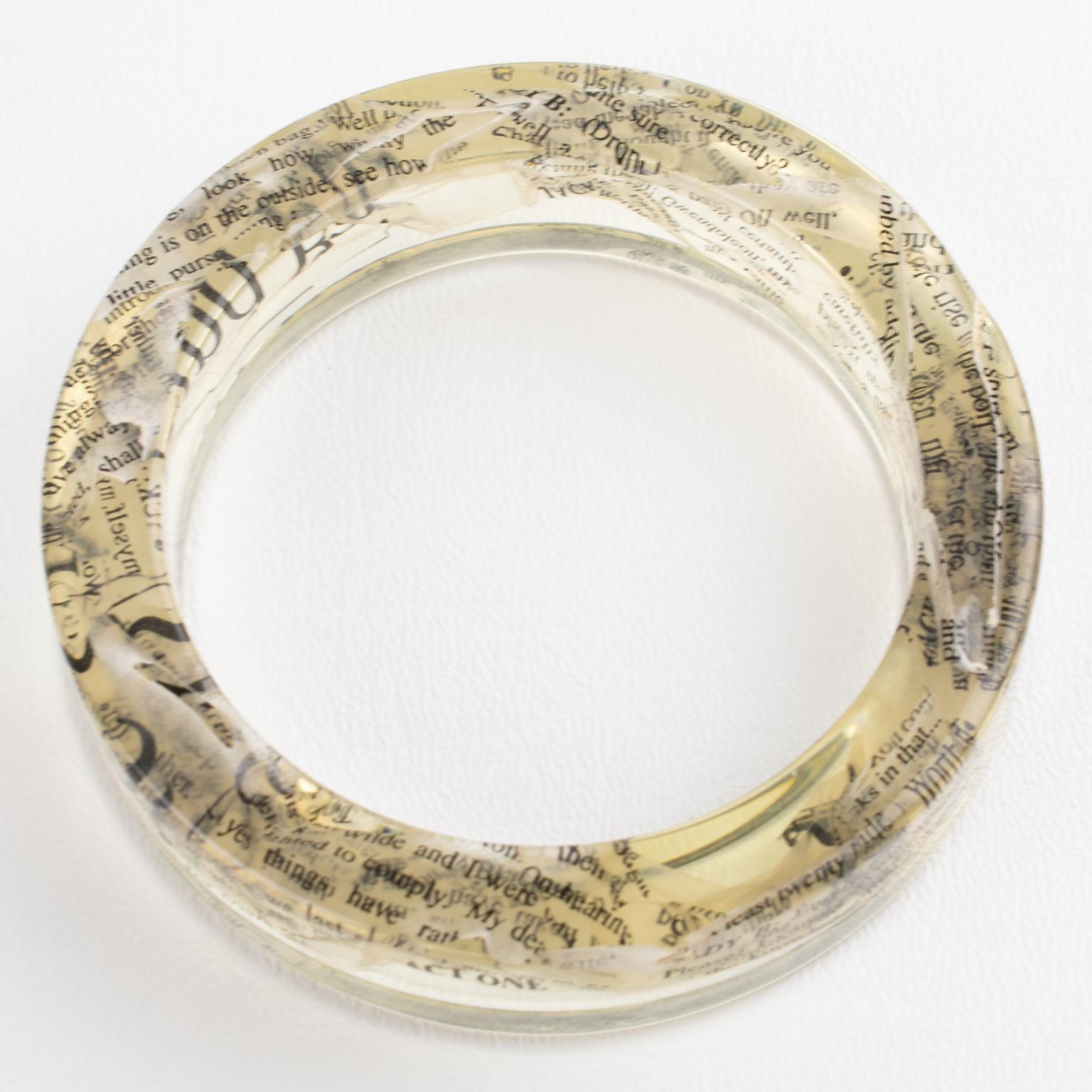 John Galliano Bracciale Bangle in resina acrilica trasparente con inclusioni di carta di giornale in vendita 4