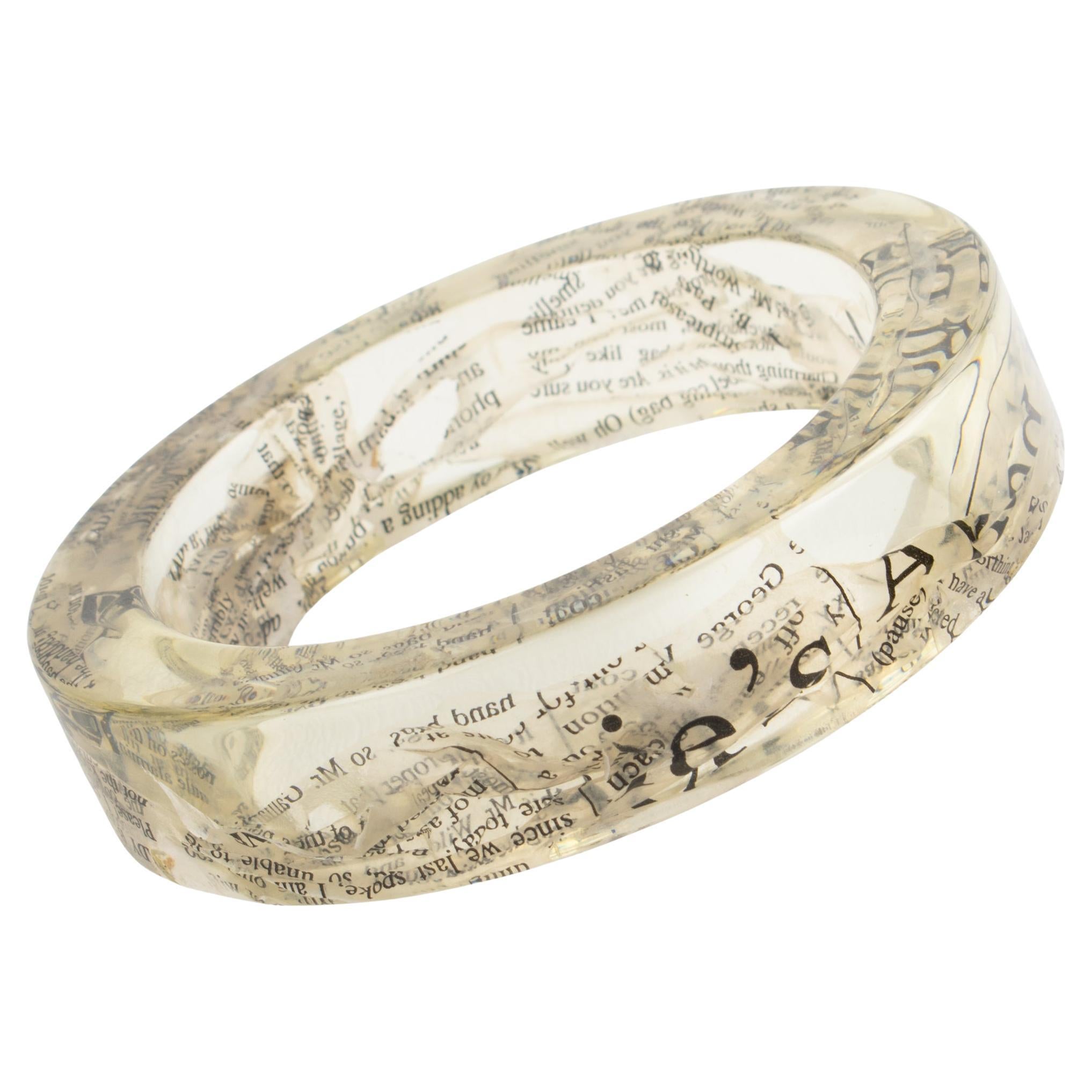 I Galliano Bracelet en résine acrylique transparente avec inclusions de journaux
