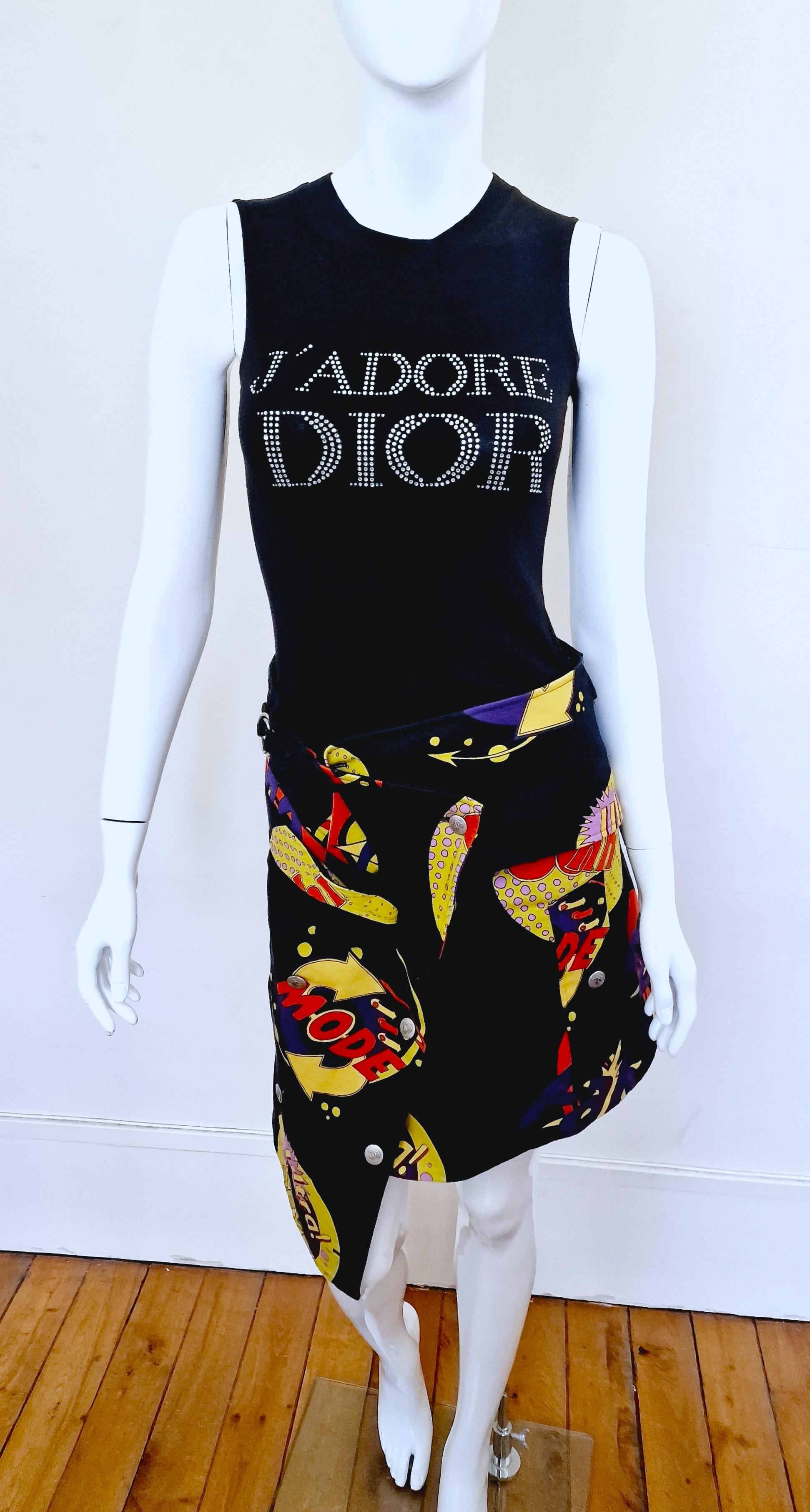 Asymmetric cartoon skirt by John Galliano!
With pockets, metal hooks.
JG metal buttons.
Wrap closure.
With belt. 

VERY GOOD condition! Light issue at a small part, please check the last photo!

SIZE
Medium.
No size label.
Length: 44-57 cm /