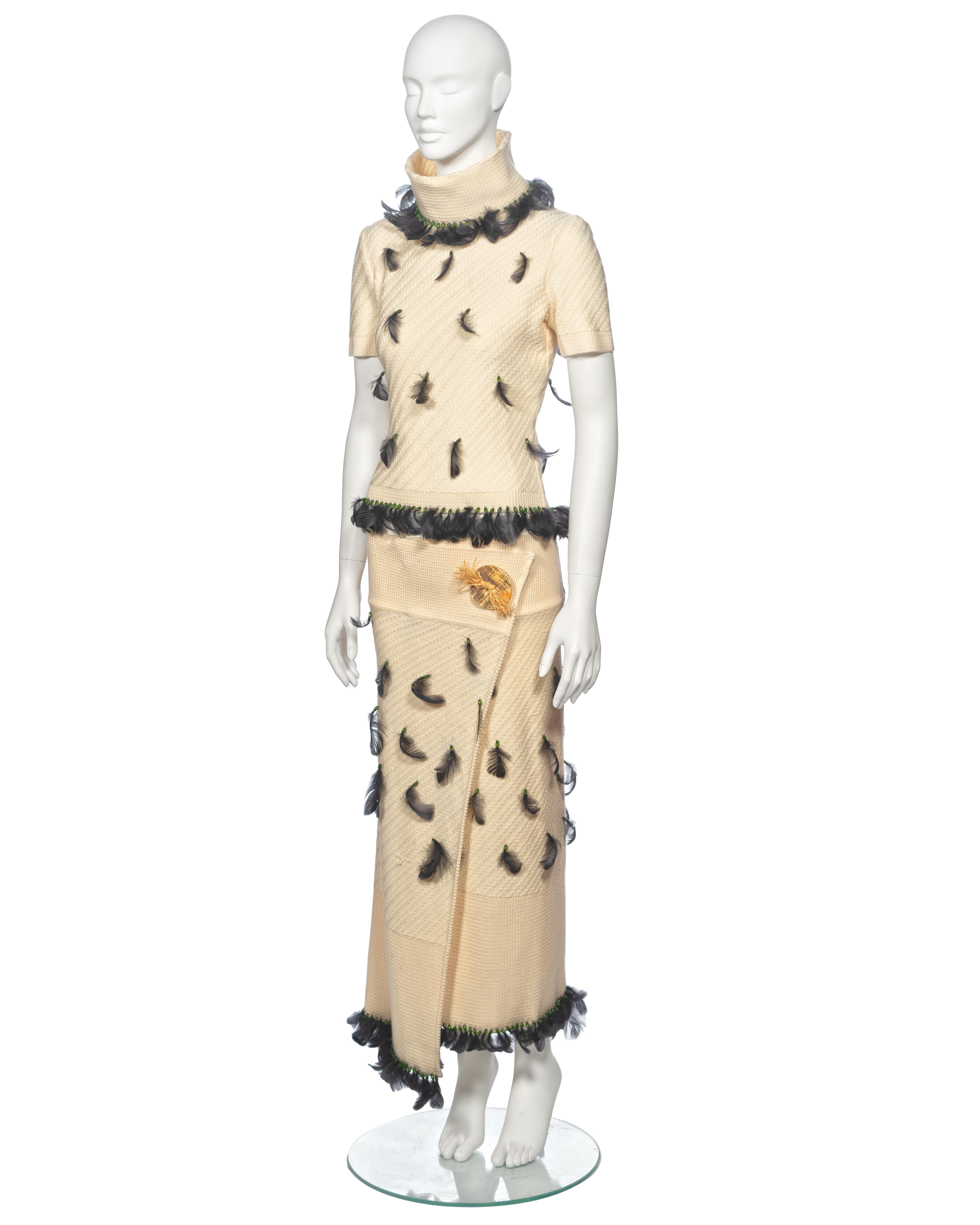 John Galliano, tailleur jupe en maille crème orné de plumes noires, automne-hiver 1999 en vente 6