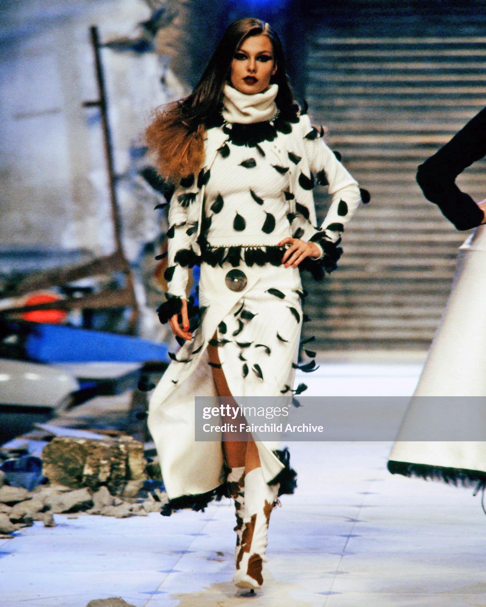 John Galliano, tailleur jupe en maille crème orné de plumes noires, automne-hiver 1999 en vente 3