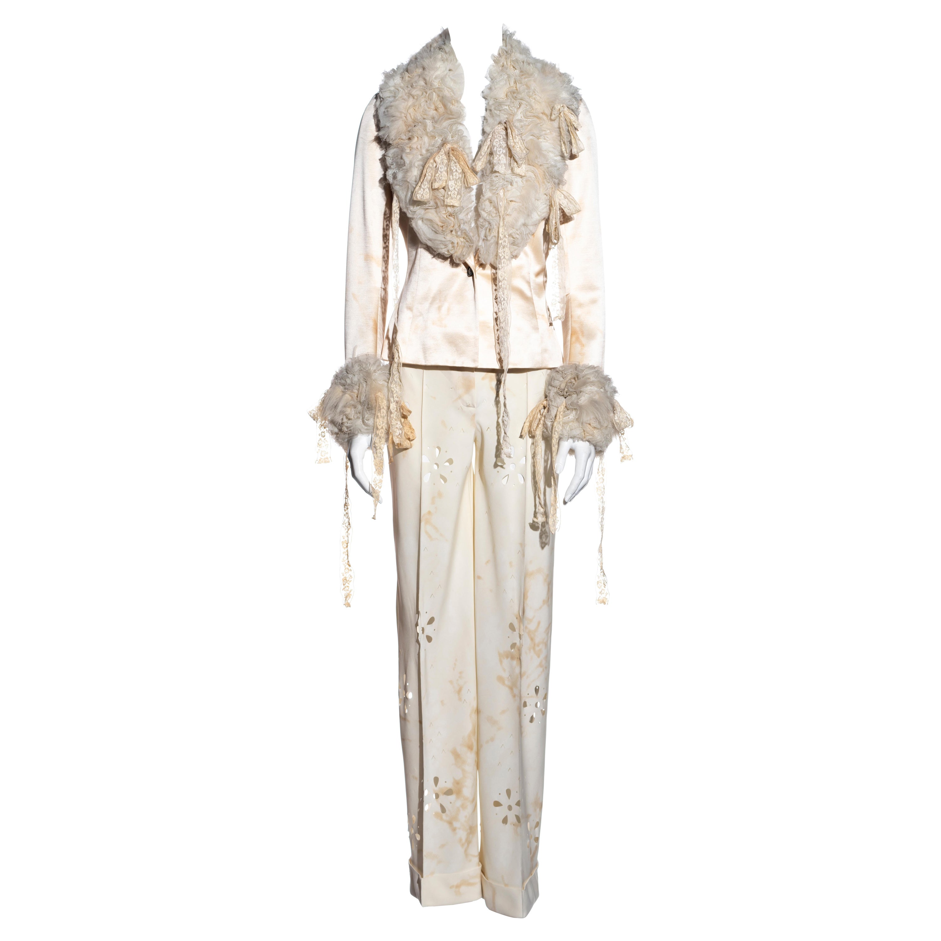 Traje pantalón John Galliano de seda crema con cordero de Mongolia y encaje, fw 2001