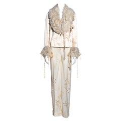 Traje pantalón John Galliano de seda crema con cordero de Mongolia y encaje, fw 2001