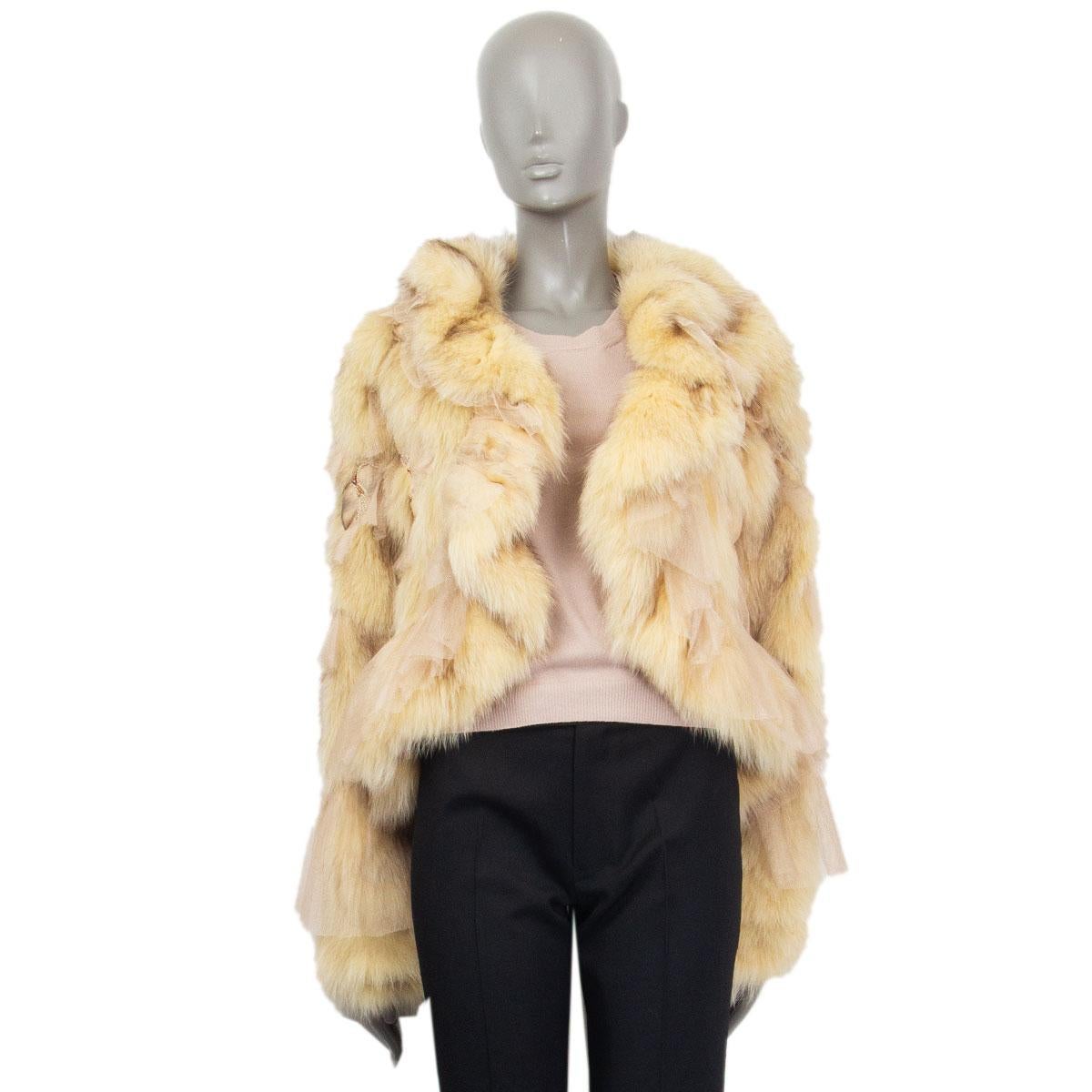 authentische John Galliano ausgestellte kurze Jacke aus cremefarbenem Fuchspelz (100%)  mit elfenbeinfarbenen Perlen und puderrosa Netzstickerei. Wird mit einem Haken auf der Vorderseite geschlossen. Gefüttert mit puderrosa Seide (100%). Wurde