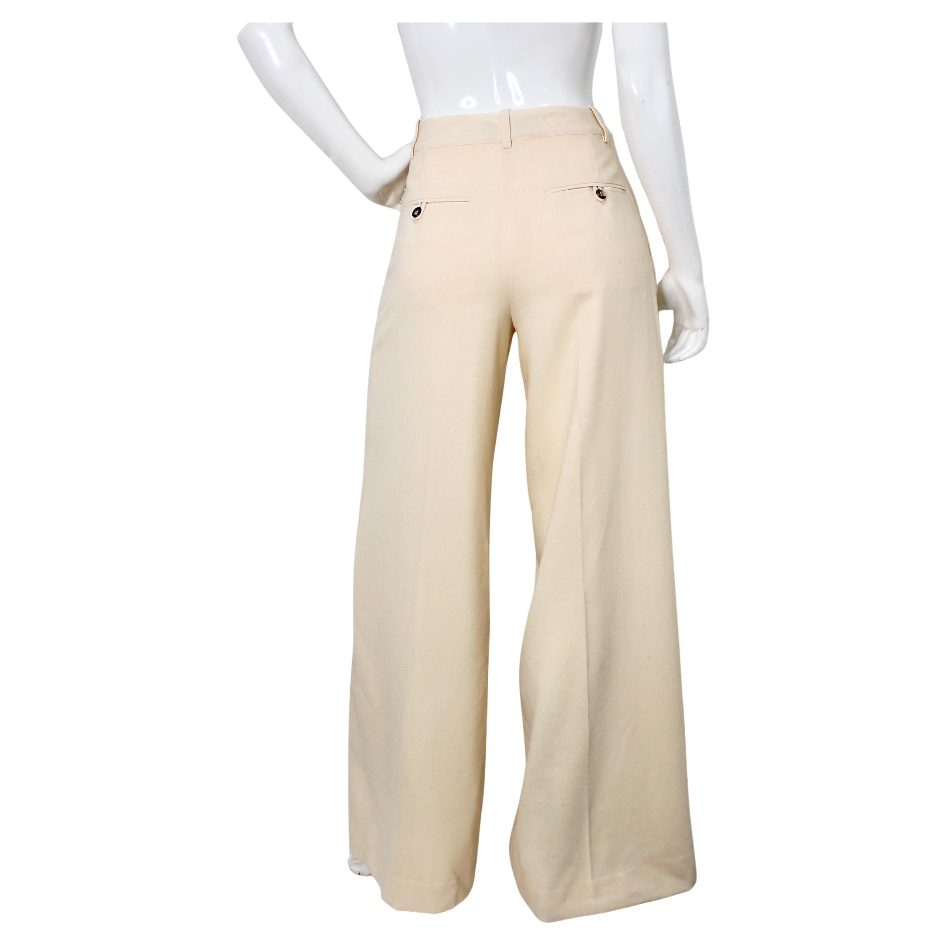 Los Pantalones de pernera ancha color crema de John Galliano de la época del efecto 2000 son un ejemplo por excelencia de la alta costura de principios de los 2000 con un toque de glamour vintage. Confeccionados en un lujoso tejido crema, estos