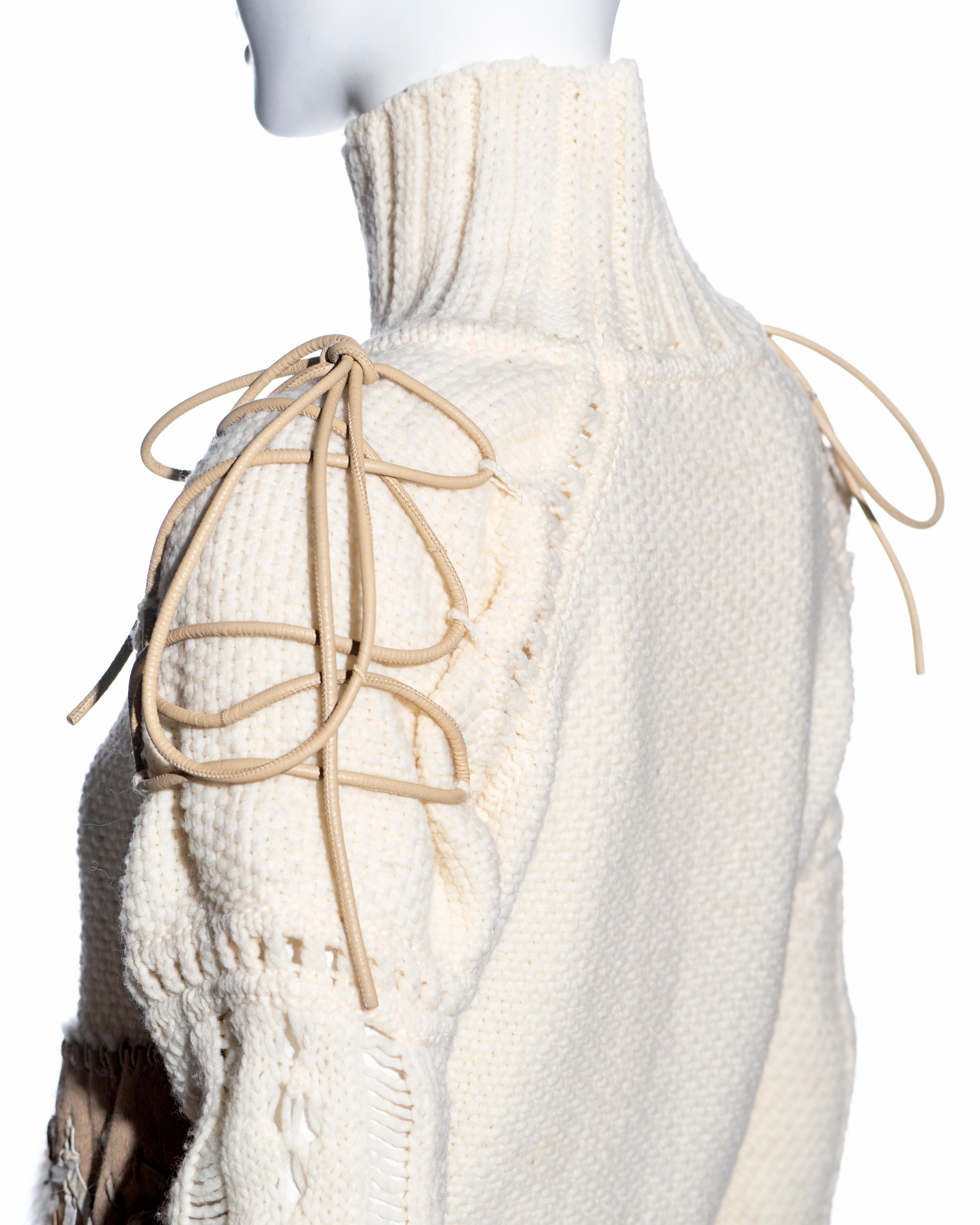 Pull en laine et fourrure crème John Galliano avec sac en peau de mouton assorti, automne-hiver 2002 en vente 7