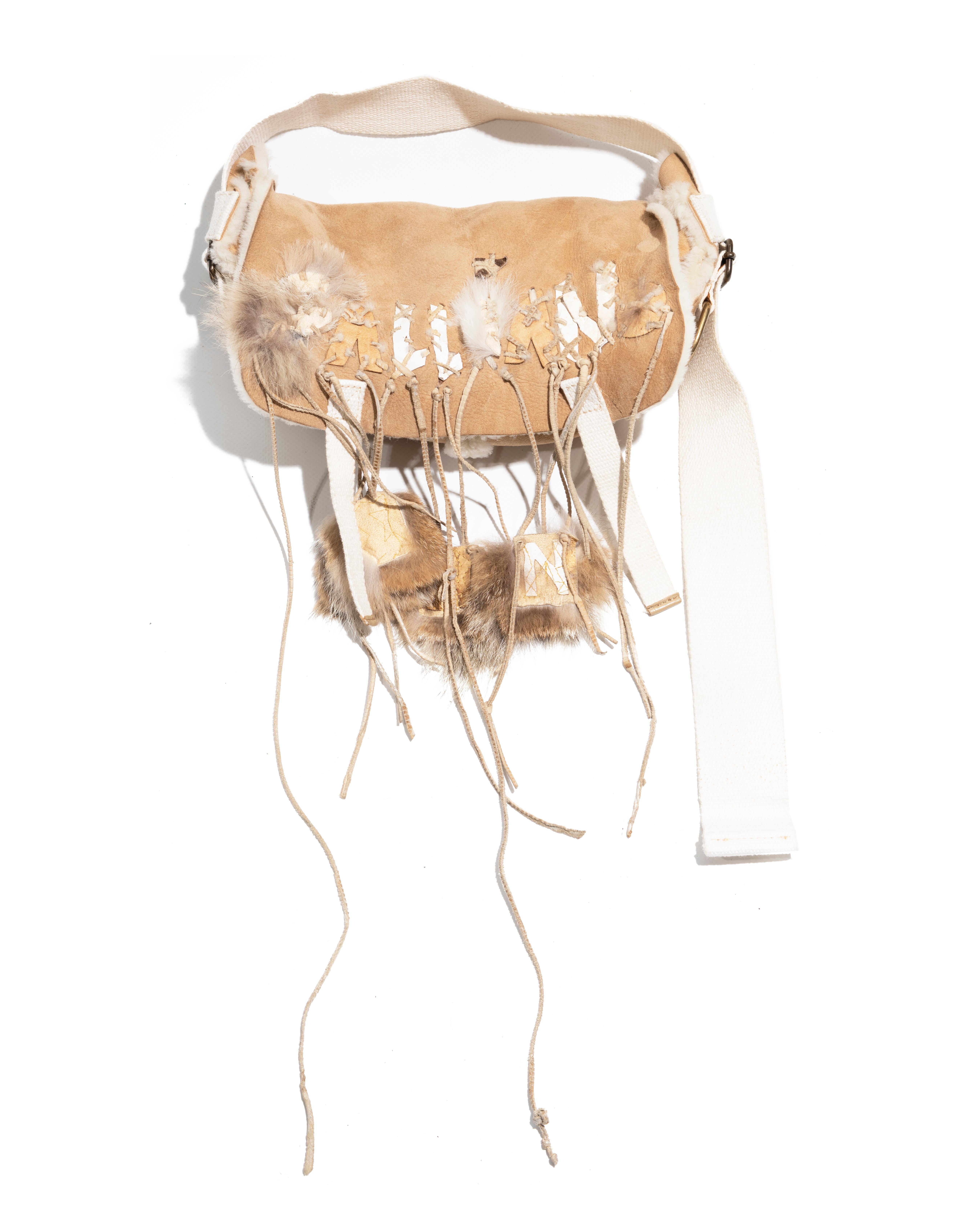Pull en laine et fourrure crème John Galliano avec sac en peau de mouton assorti, automne-hiver 2002 en vente 1