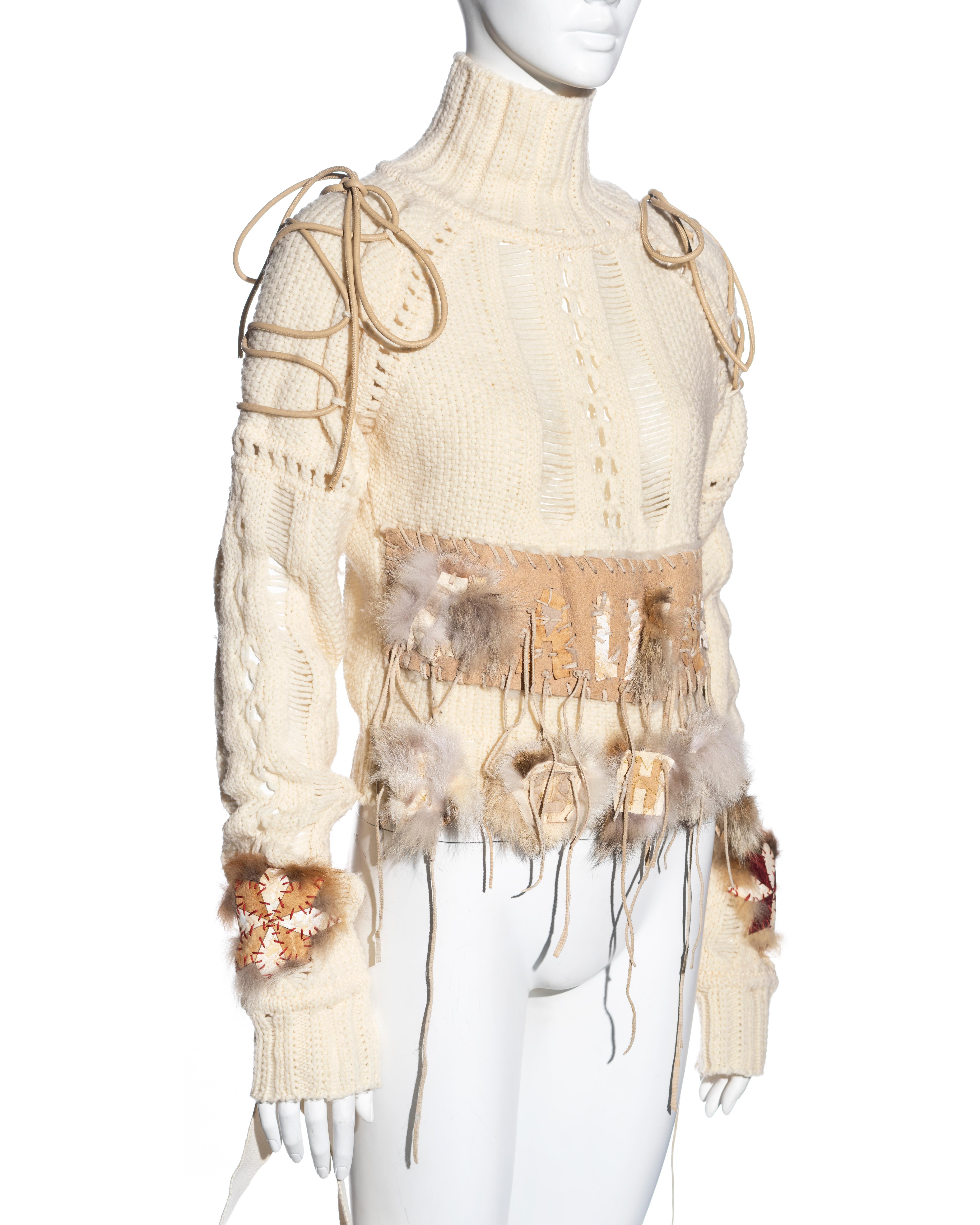 Pull en laine et fourrure crème John Galliano avec sac en peau de mouton assorti, automne-hiver 2002 en vente 3