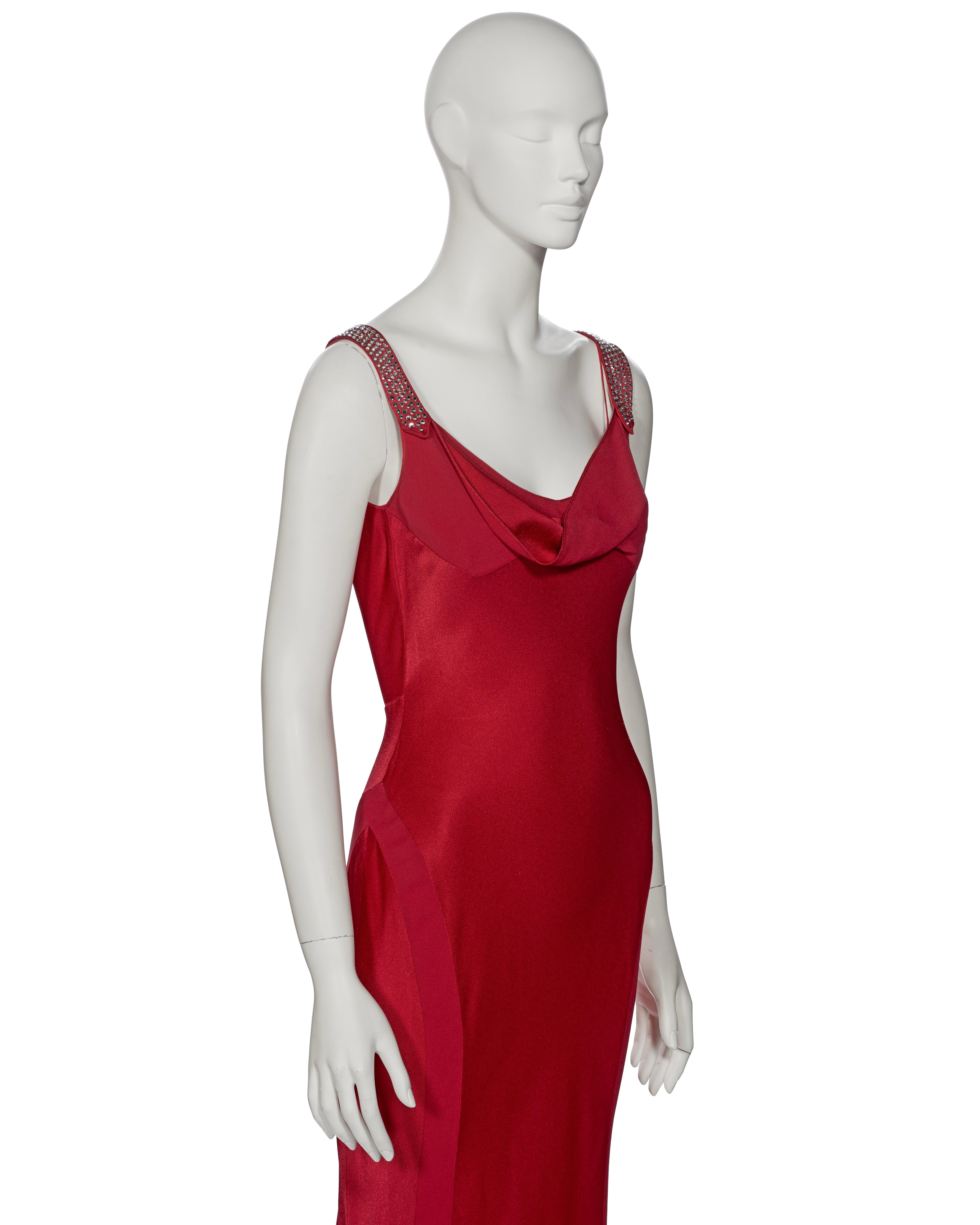 John Galliano Vestido de noche y chal de satén carmesí adornados con cristales, ss 2001 en venta 3
