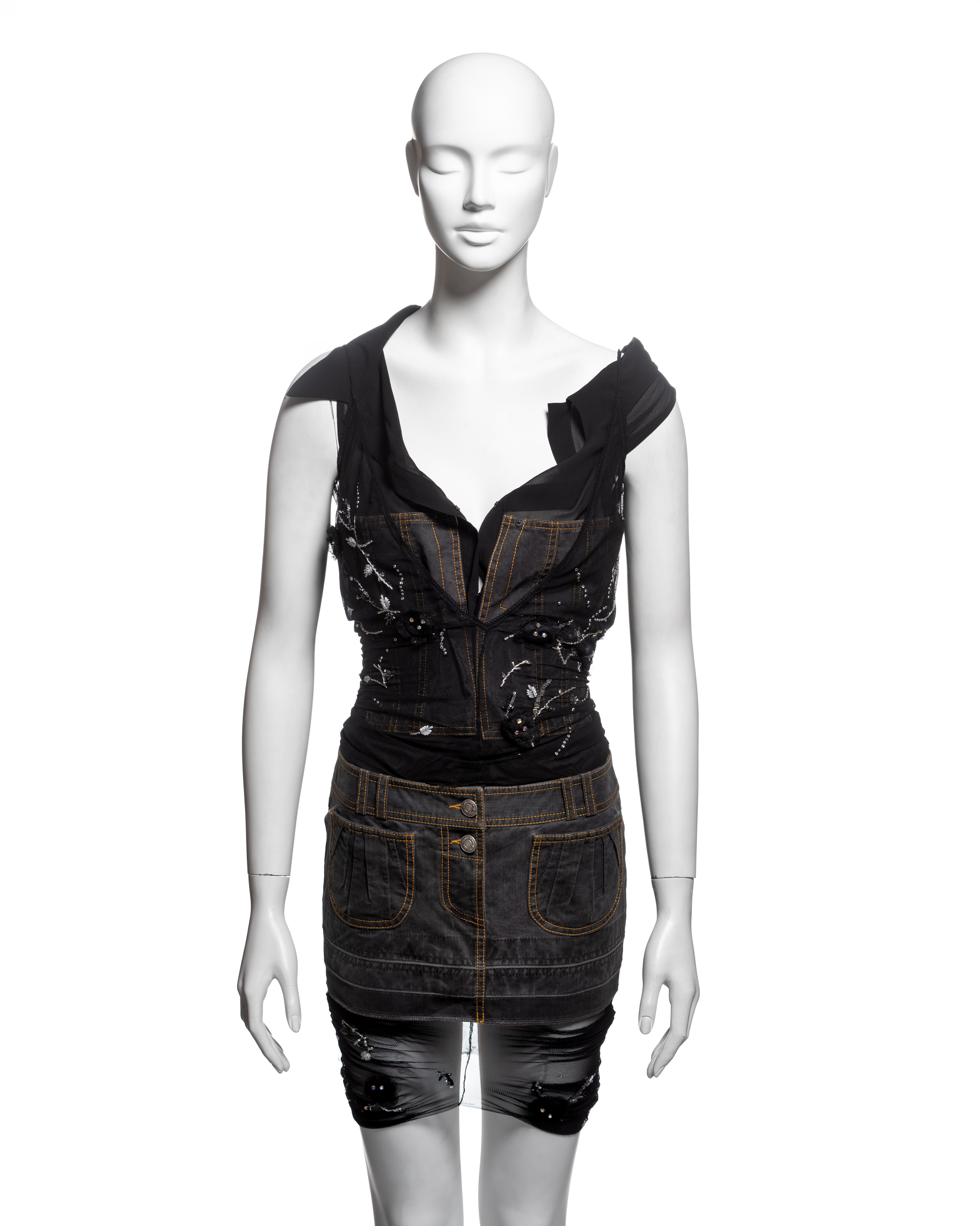 John Galliano, printemps-été 2006. Mini-robe hybride qui combine une mini-jupe en denim noir délavé et des panneaux de veste en denim avec une base de gilet en soie sans manches. La jupe possède des poches plaquées sur le devant, des plis surpiqués