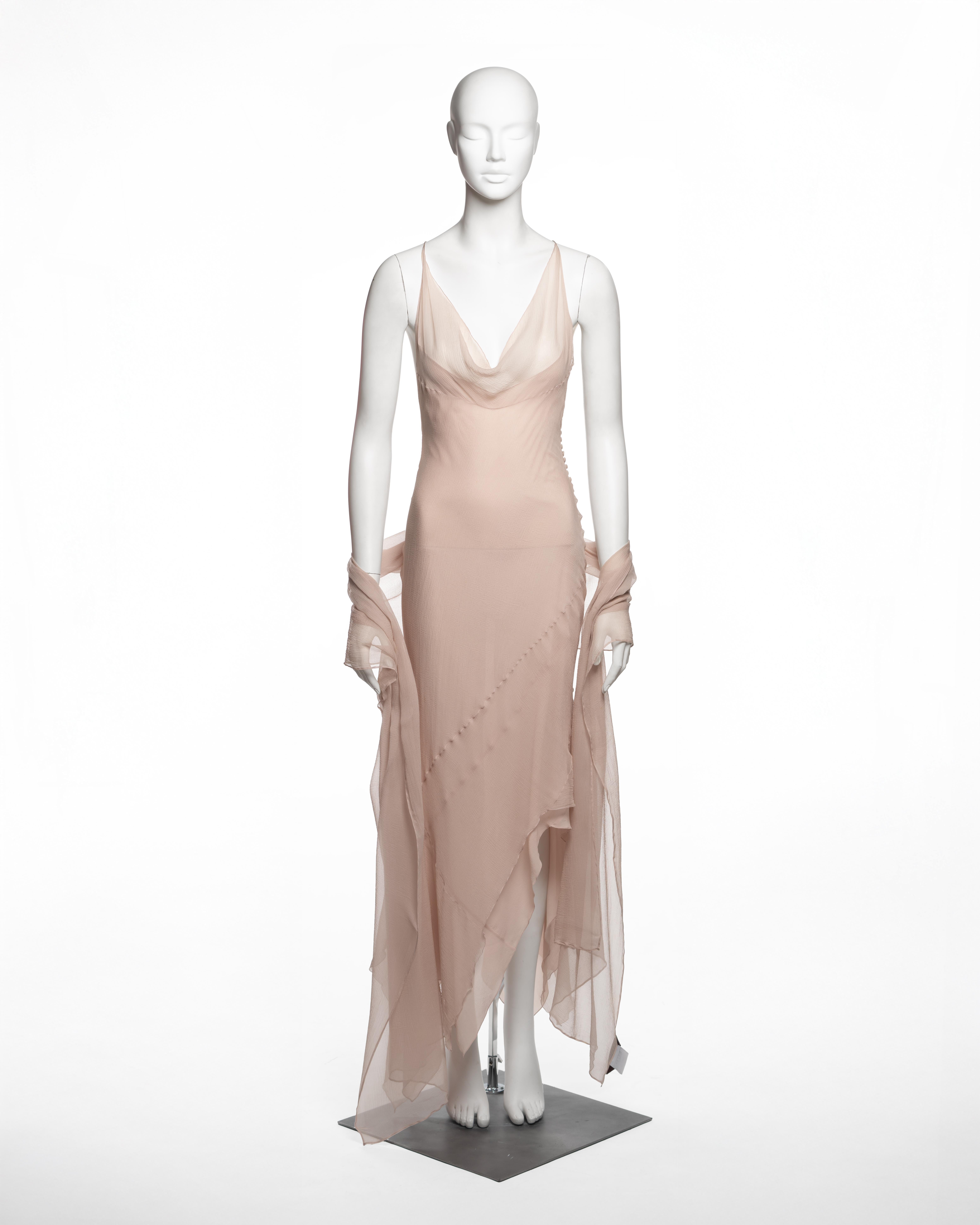 Abito da sera tagliato in sbieco con scialle abbinato di John Galliano della collezione Primavera-Estate 2000, realizzato in chiffon di seta color blush. Il design è caratterizzato da una costruzione a doppio strato, con due strati di chiffon di