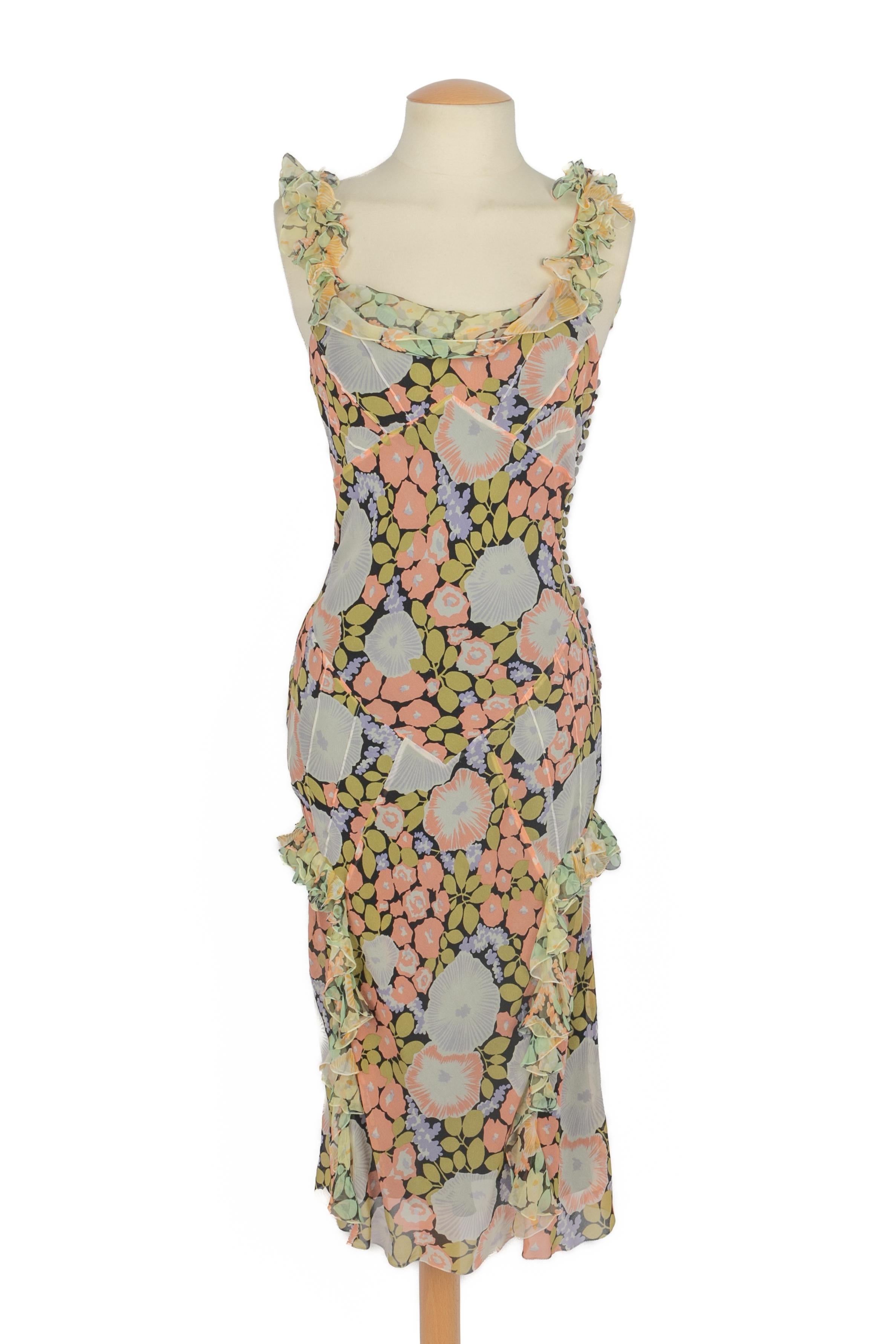 JOHN GALLIANO - Vestido de crepé de seda estampado con un motivo floral multicolor, parcialmente con volantes. No se indica la talla, se ajusta a una 36FR. Una colección hacia 1990.

Estado:
Muy buen estado

Dimensiones:
Pecho: 42 cm - Cintura: 32