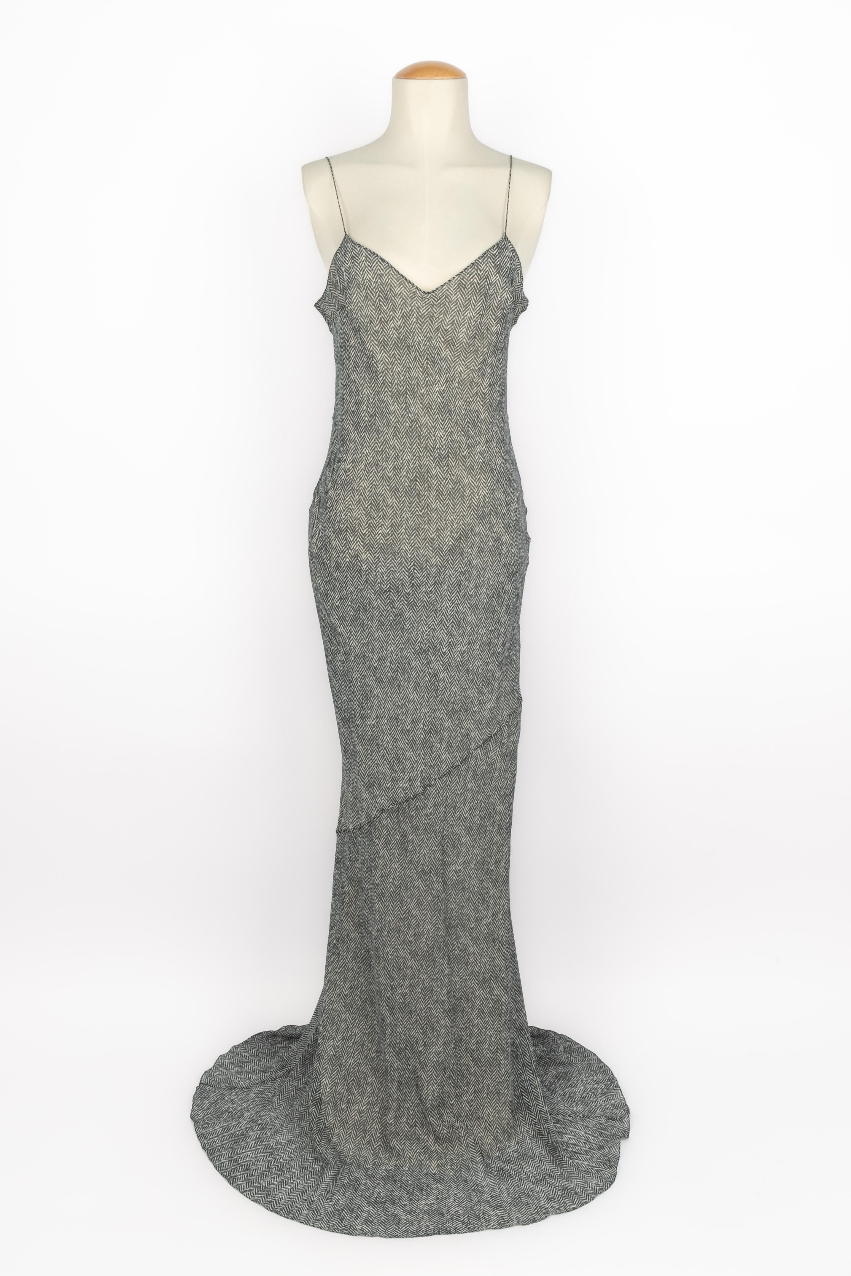 GALLIANO - (Made in France) Langes Seidenkleid mit schrägem Schnitt und schwarz-weißem Muster. Größe 46FR angegeben. Eine Collection'S um 2001.

Bedingung:
Sehr guter Zustand

Abmessungen:
Brustumfang: 50 cm - Taillenumfang: 42 cm - Hüftumfang: 50