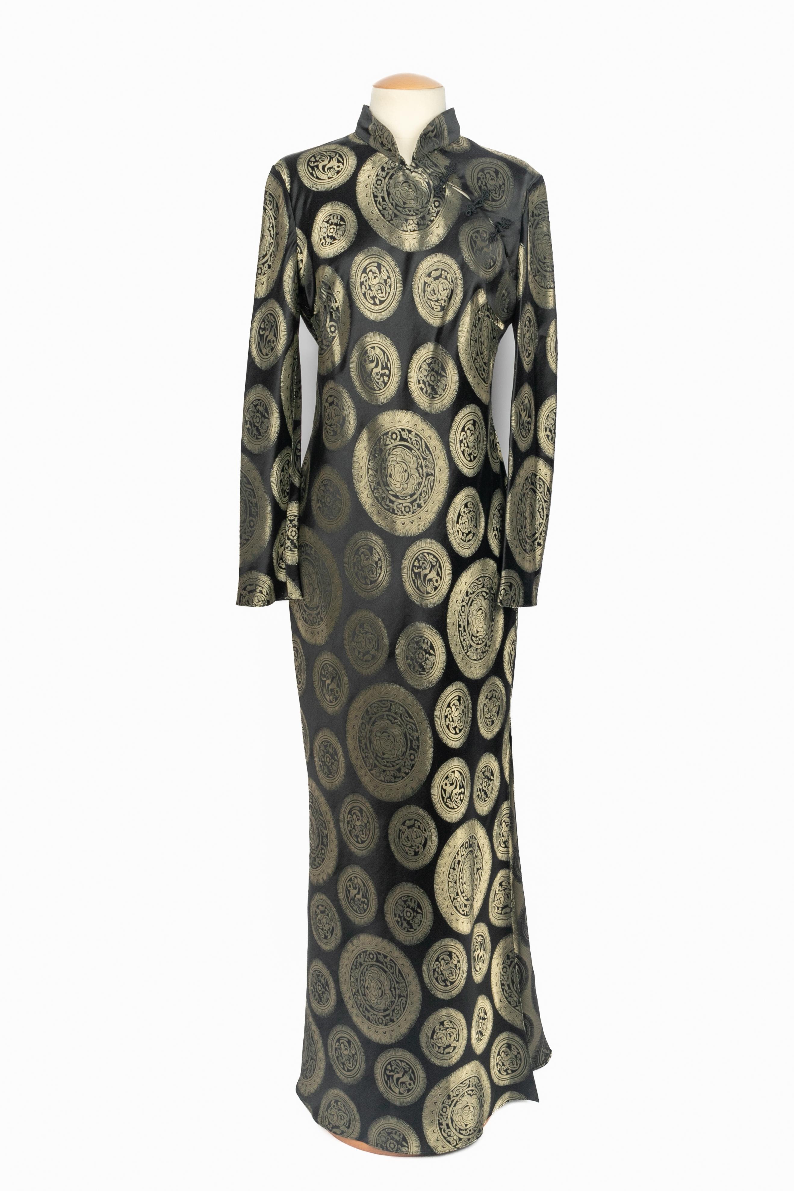 GALLIANO - (Fabriqué en France) Robe longue d'inspiration asiatique avec motif de fils de lurex dorés sur fond noir. Taille 44FR indiquée. Collectional 2002.

Condit :
Très bon état.

Dimensions :
Largeur des épaules : 41 cm - Poitrine : 53 cm -