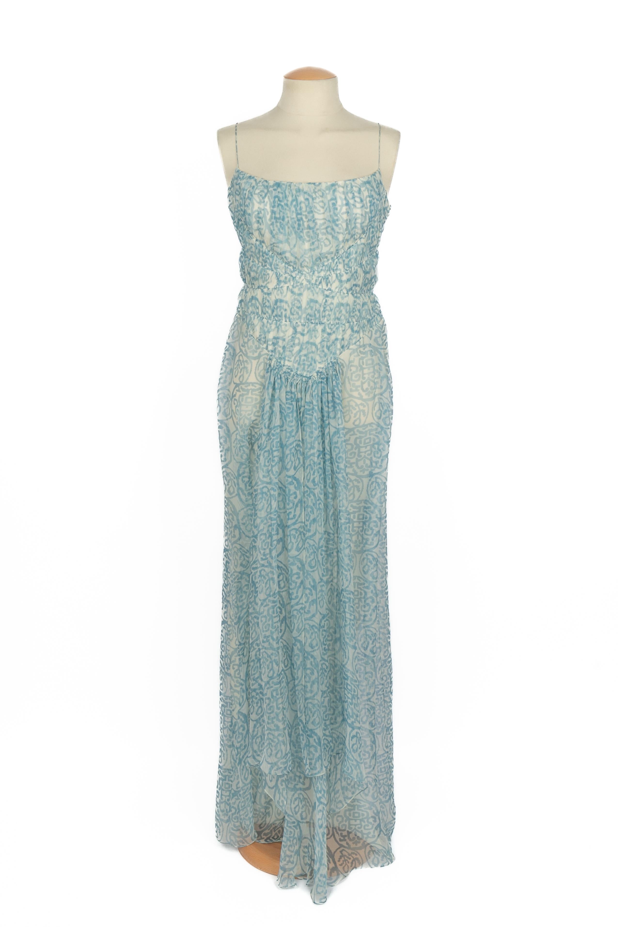 GALLIANO - (Made in France) Langes weißes Musselin-Kleid mit dünnen Trägern, bedruckt mit einem blauen, asiatisch inspirierten Muster. Größe 38FR angegeben. 2003 Herbst-Winter 'In The Mood' Collection.

Bedingung:
Sehr guter