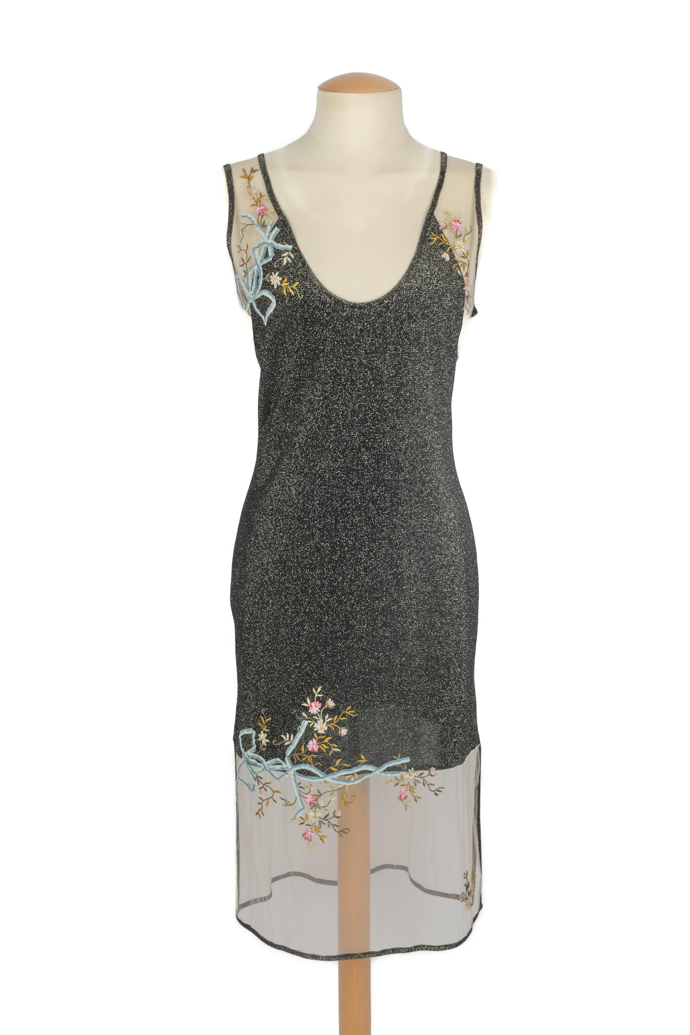 JOHN GALLIANO - (Made in Italy) Vestido negro de malla sin mangas con lúrex dorado y bordado con lazos y un estampado de flores multicolor. Parches de tul. Talla M. Colección 