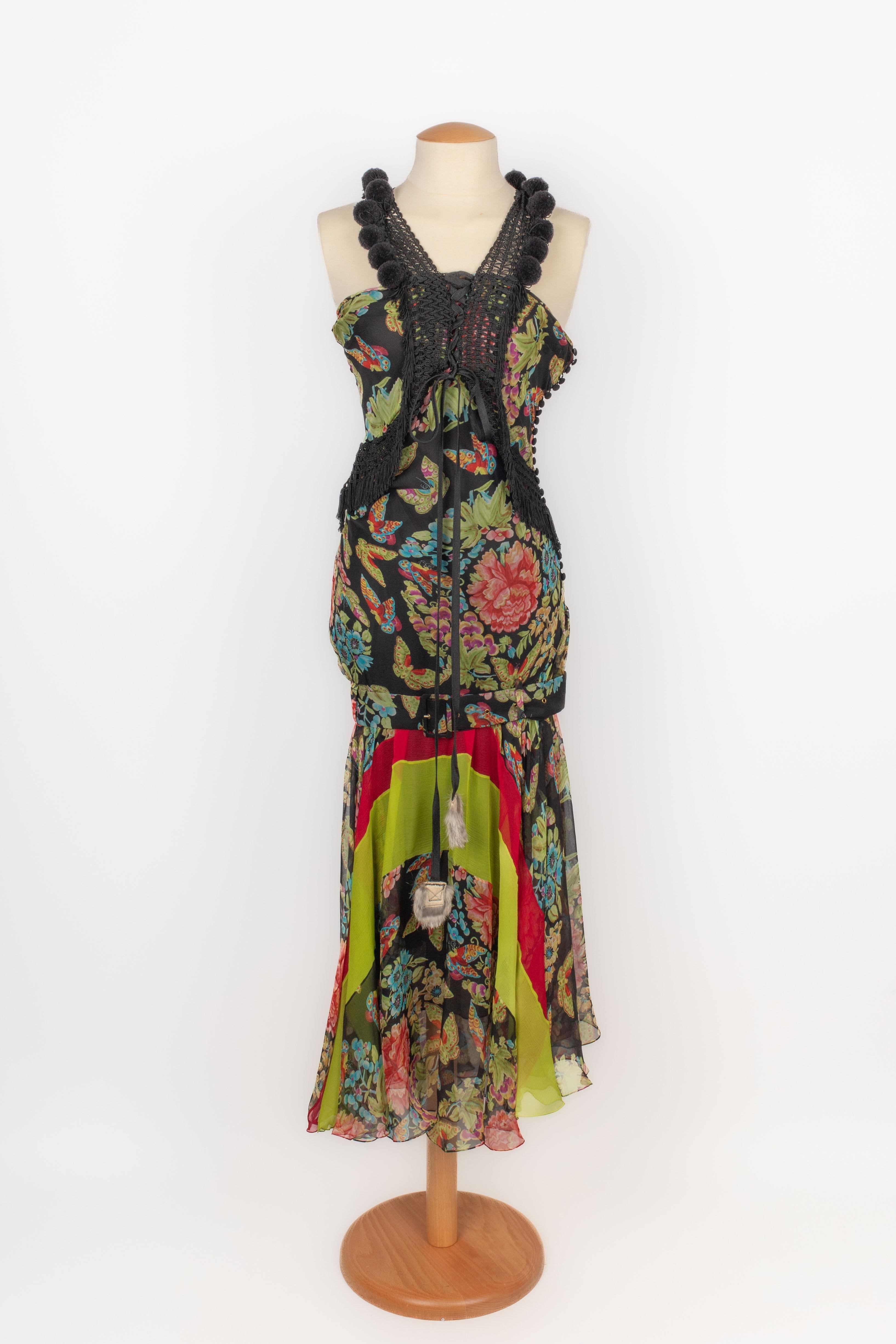GALLIANO - (Made in France) Multicolored flower pattern silk dress with black trimmings. Size 40FR indicated. 2002 Fall-Winter Collection.

Condition:
Very good condition

Dimensions:
Chest: 42 cm - Length: 140 cm

SKU:VR87