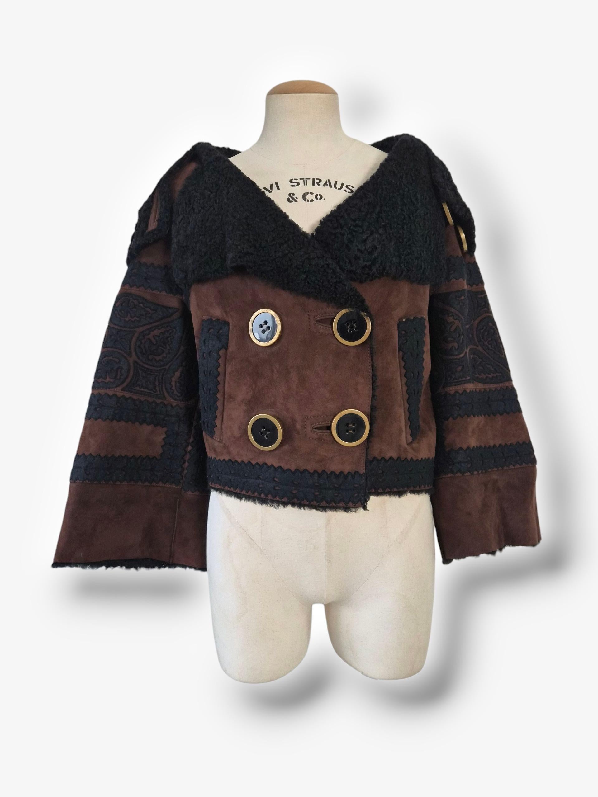 Giacca in shearling John Galliano dei primi anni 2000 in taglia 36, che si adatta meglio a una taglia S, per un look oversize da brivido. Realizzato in ricca pelle scamosciata marrone con morbido shearling nero, presenta un colletto oversize, grandi