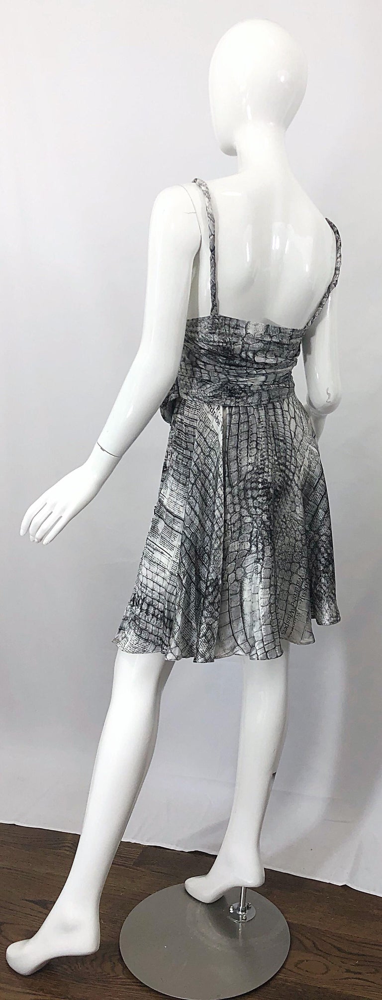Robe Vintage GALLIANO Iconique - Imprimé Journal, Soie, Taille 36, Longueur Genou - Occasion Très Bon état