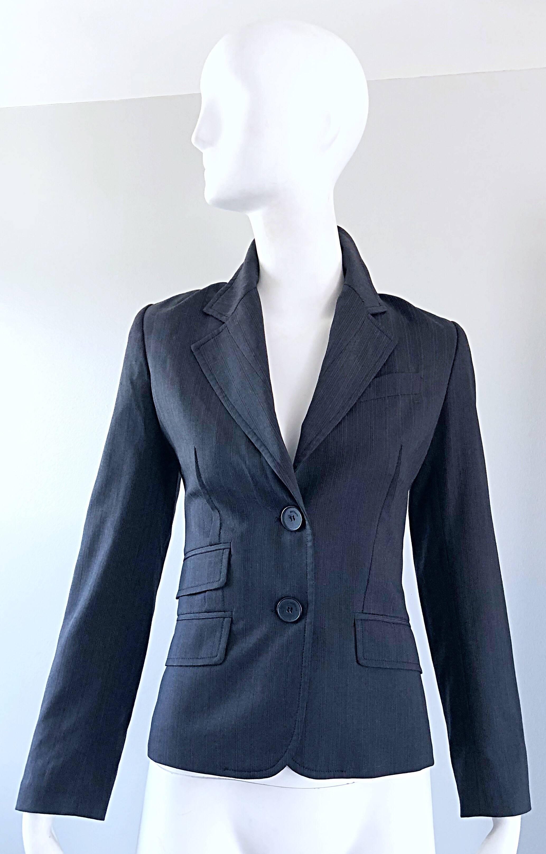 Veste blazer intemporelle JOHN GALLIANO à rayures grises et violettes du début des années 2000 ! Laine mélangée légère (comme un costume), et entièrement doublée de soie avec le fameux imprimé journal de Galliano. La coupe cintrée chic est à la fois