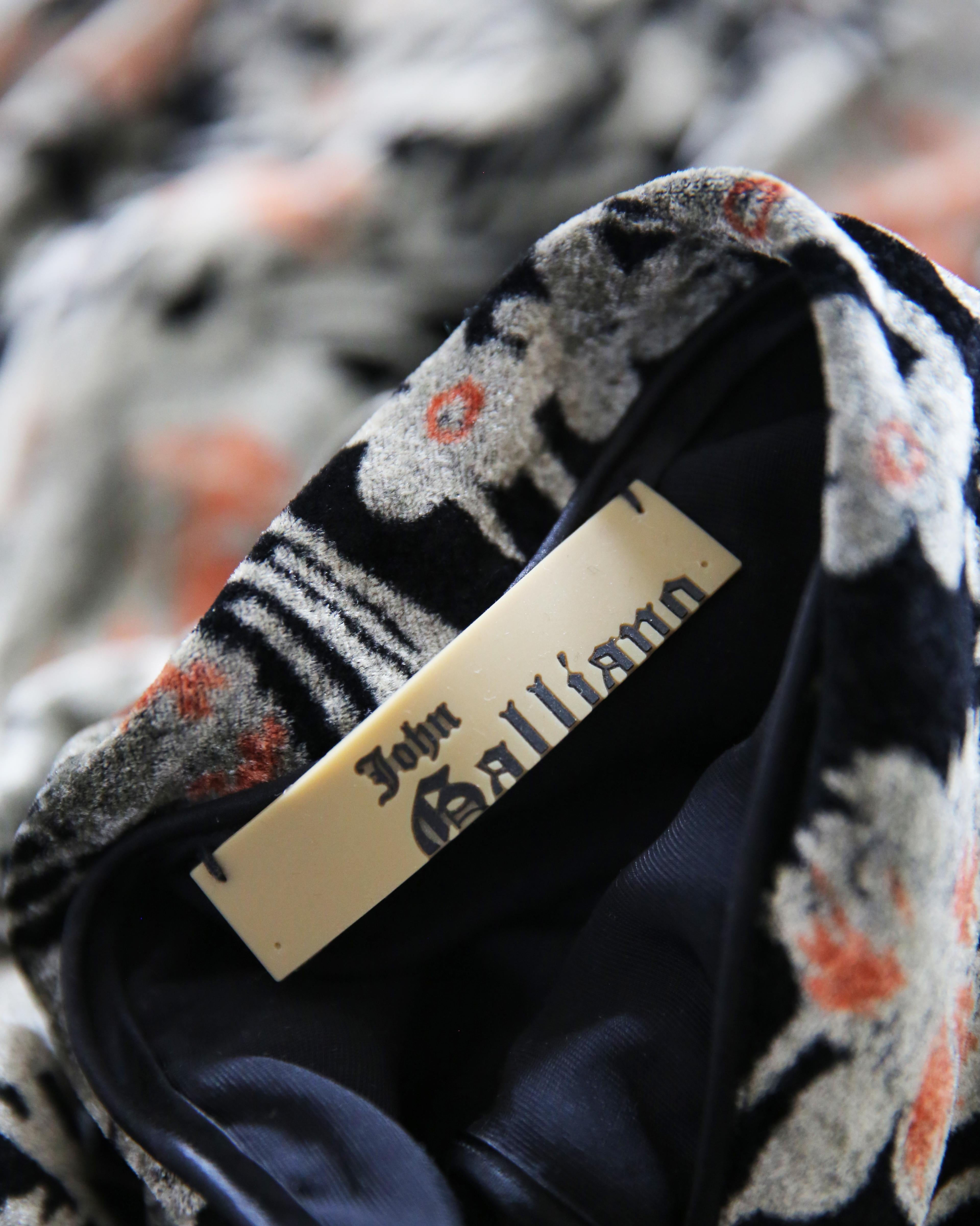 John Galliano A/I 08 abito in velluto floreale nero terracotta senza schienale e drappeggiato in vendita 11