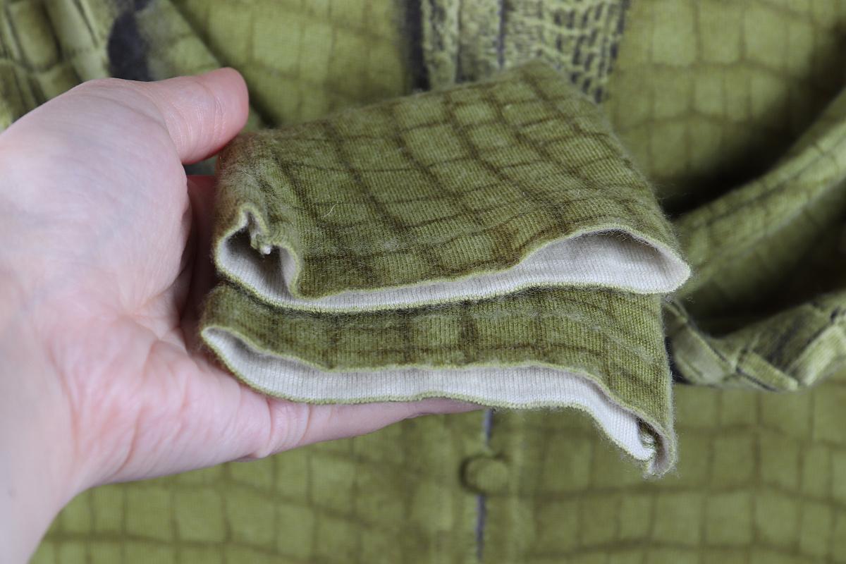 John Galliano F/W 2000 Strickjacke mit Krokodilmuster im Angebot 1