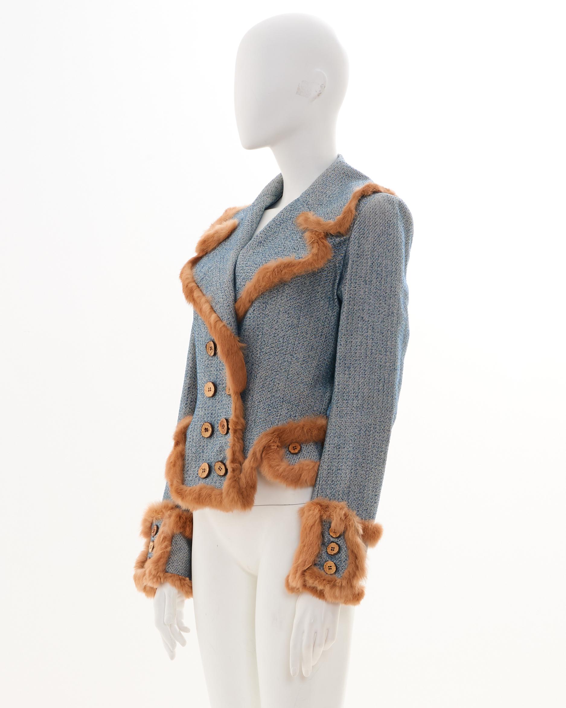 - Entworfen von John Galliano 
- Verkauft von Skof.Archive
- Herbst-Winter 2000 
- Zweireihige Jacke aus blauem und braunem Baumwoll-Seidengemisch mit Seidenpelzbesatz 
- Mit doppeltem Brustverschluss auf der Vorderseite
- Übergroßer Kragen
- 
