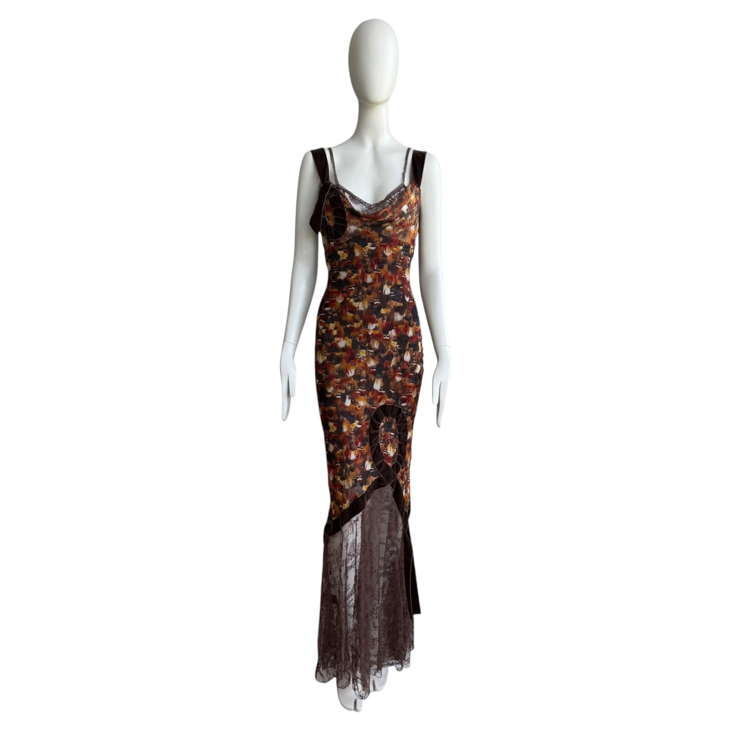 John Galliano, collection automne-hiver 2001 : robe en soie et dentelle à imprimé plumes