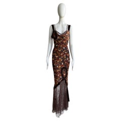 John Galliano Autunno/Inverno 2001: abito in seta e pizzo con stampa a piume