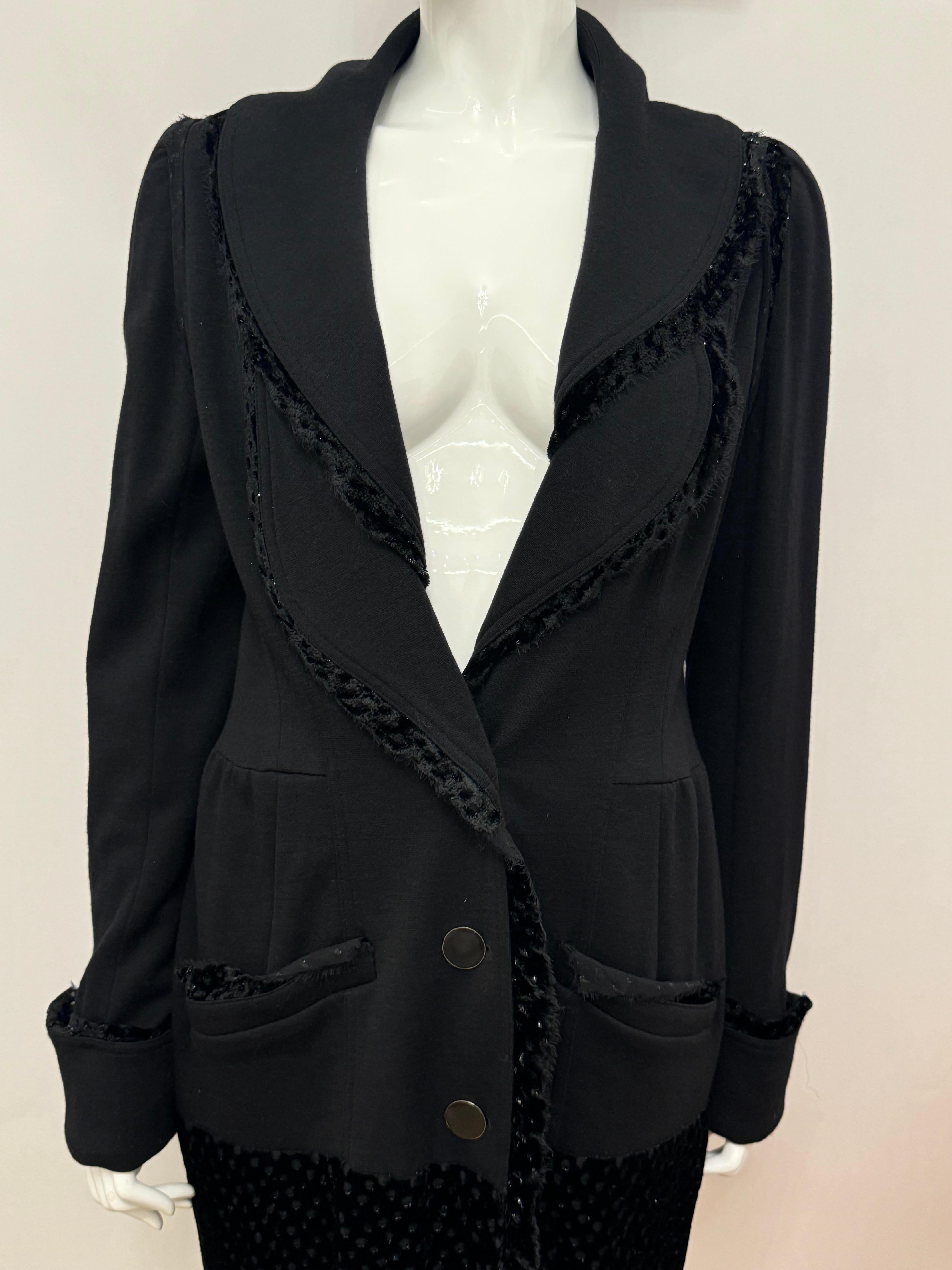 John Galliano F/W 2006 archive veste longue noire, forme et structure étonnantes, nous reconnaissons immédiatement qu'il s'agit d'une pièce rare créée par le génie John Galliano. Taille 40 FR sur l'étiquette, excellent état 