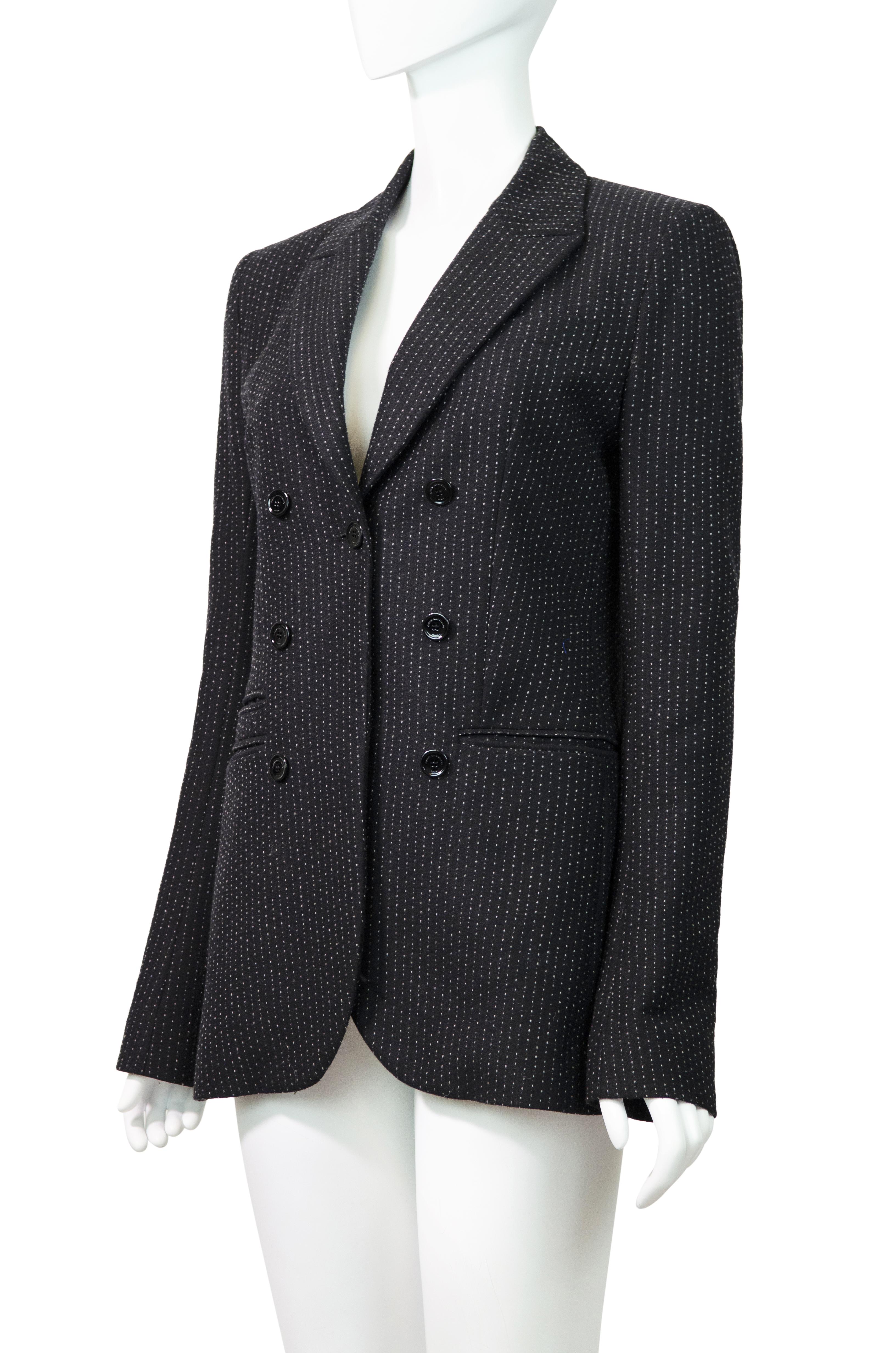 Eleganter und vielseitiger Polkadot-Blazer von John Galliano aus seiner Herbst-Winter-Kollektion 2017.

Dieses vielseitige Kleidungsstück aus weicher Wolle mit schickem Mikrotupfenmuster hat einen V-Ausschnitt, einen einreihigen Verschluss, sechs