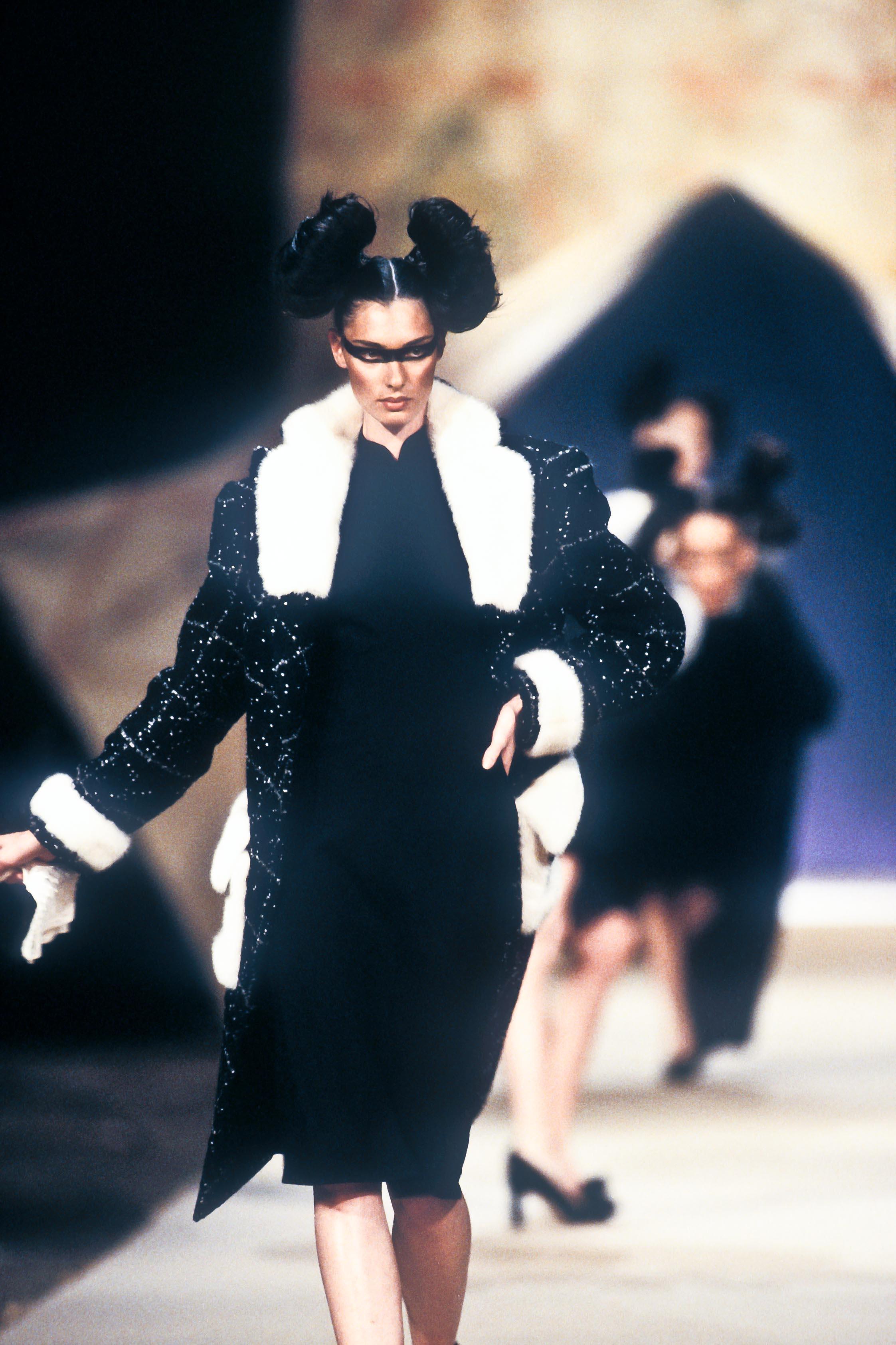 John Galliano Herbst/Winter 1996 'Baby Maker' Kleid aus schwarzem Crêpe mit kirchlichem Kragen.

Perfekt geschnitten mit abgesetzter Taille und gepolsterten Schultern.

Wird mit Reißverschlüssen an einer Seite und an beiden Schultern