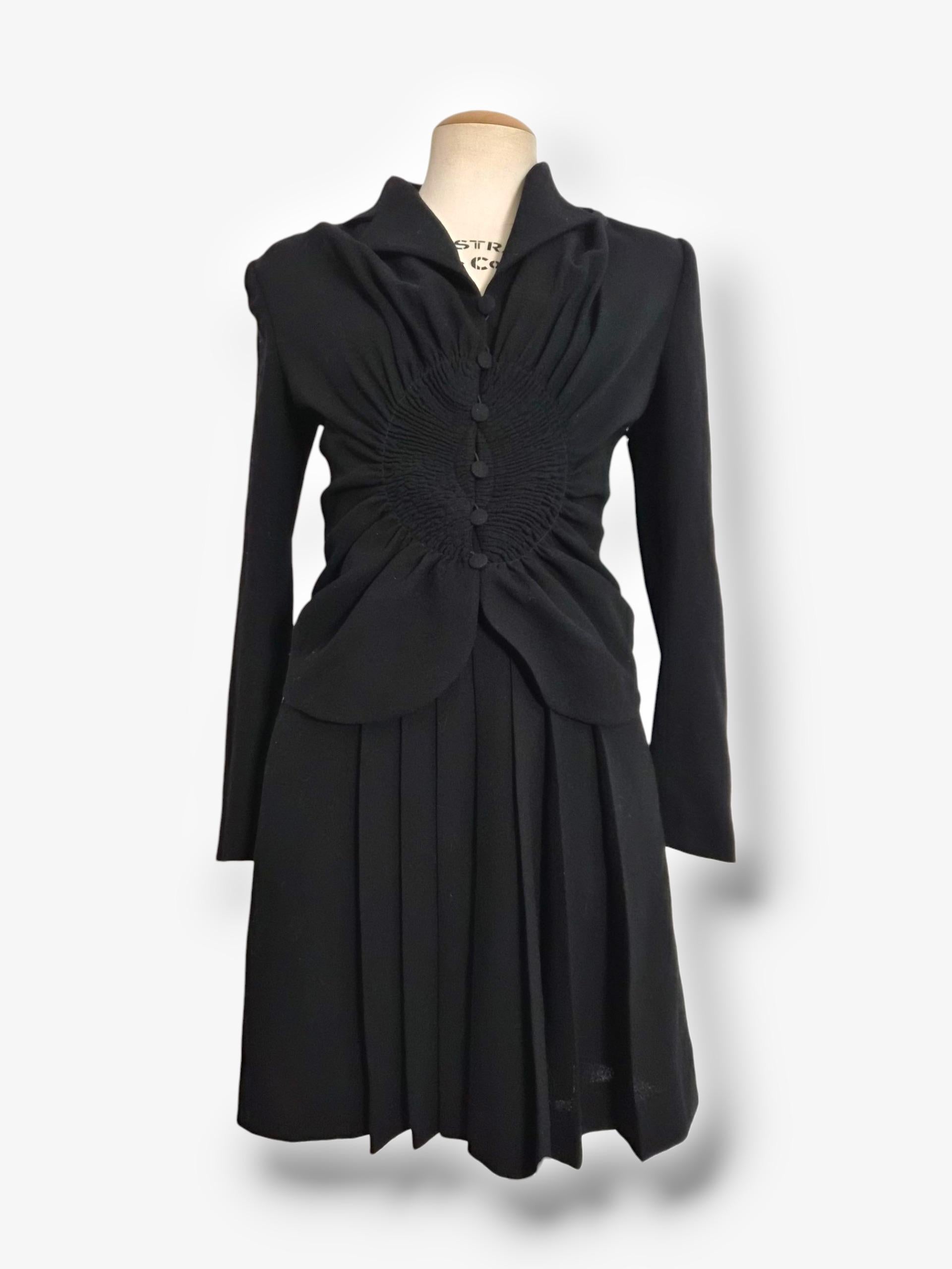 Cette pièce rare et très convoitée de la collection automne 1997 de John Galliano a été réalisée dans un luxueux mélange de laine et présente une coupe architecturale qui met parfaitement en valeur le langage stylistique de John Galliano à ses