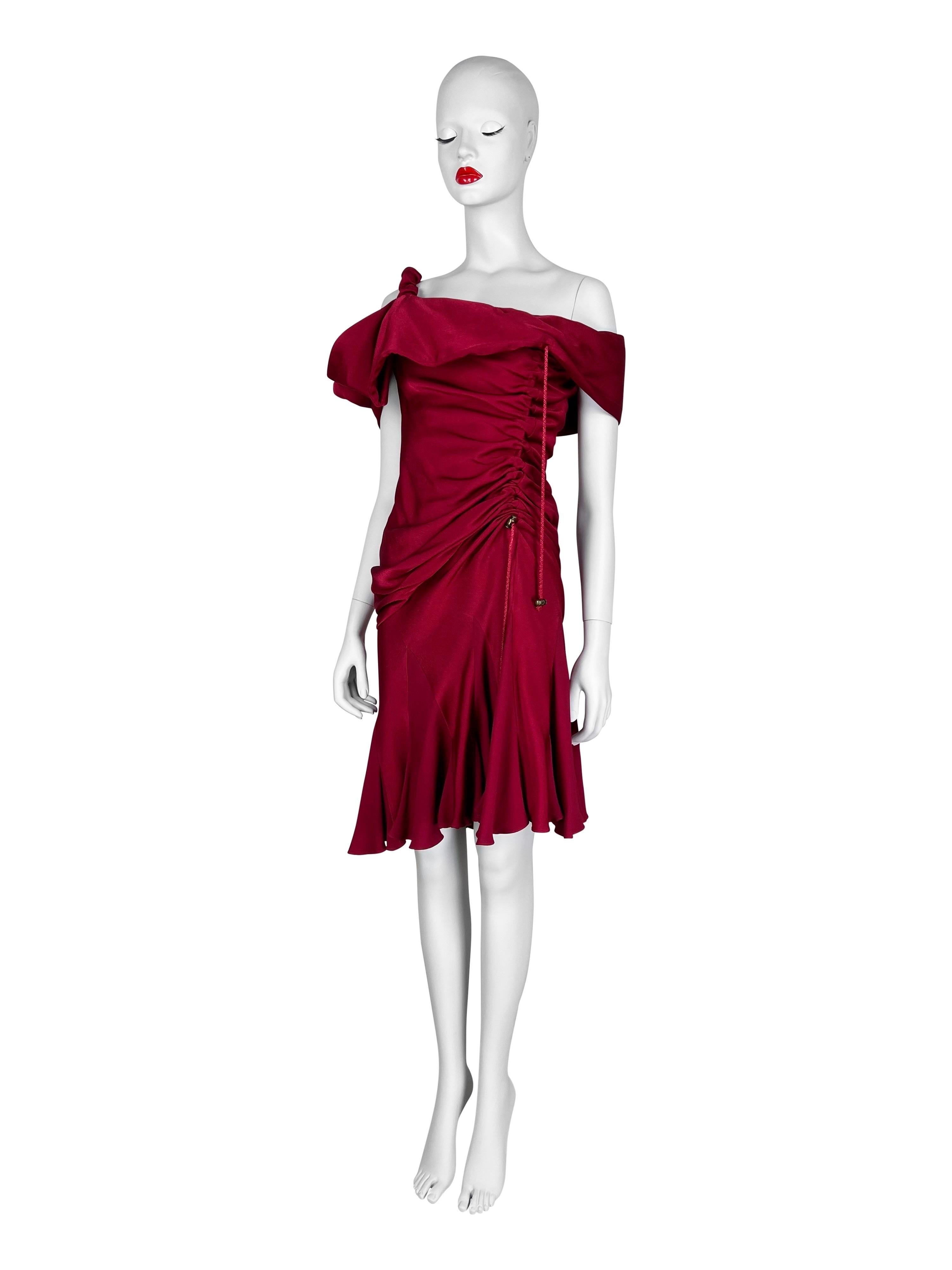 Une robe magnifique et amusante avec de multiples options de style grâce à la dentelle drapée ajustable. 

Taille FR 38, US 4, mais peut s'adapter à une taille supérieure.

Mesures (à plat sur un côté) :

D'une aisselle à l'autre - 42 cm (16,5