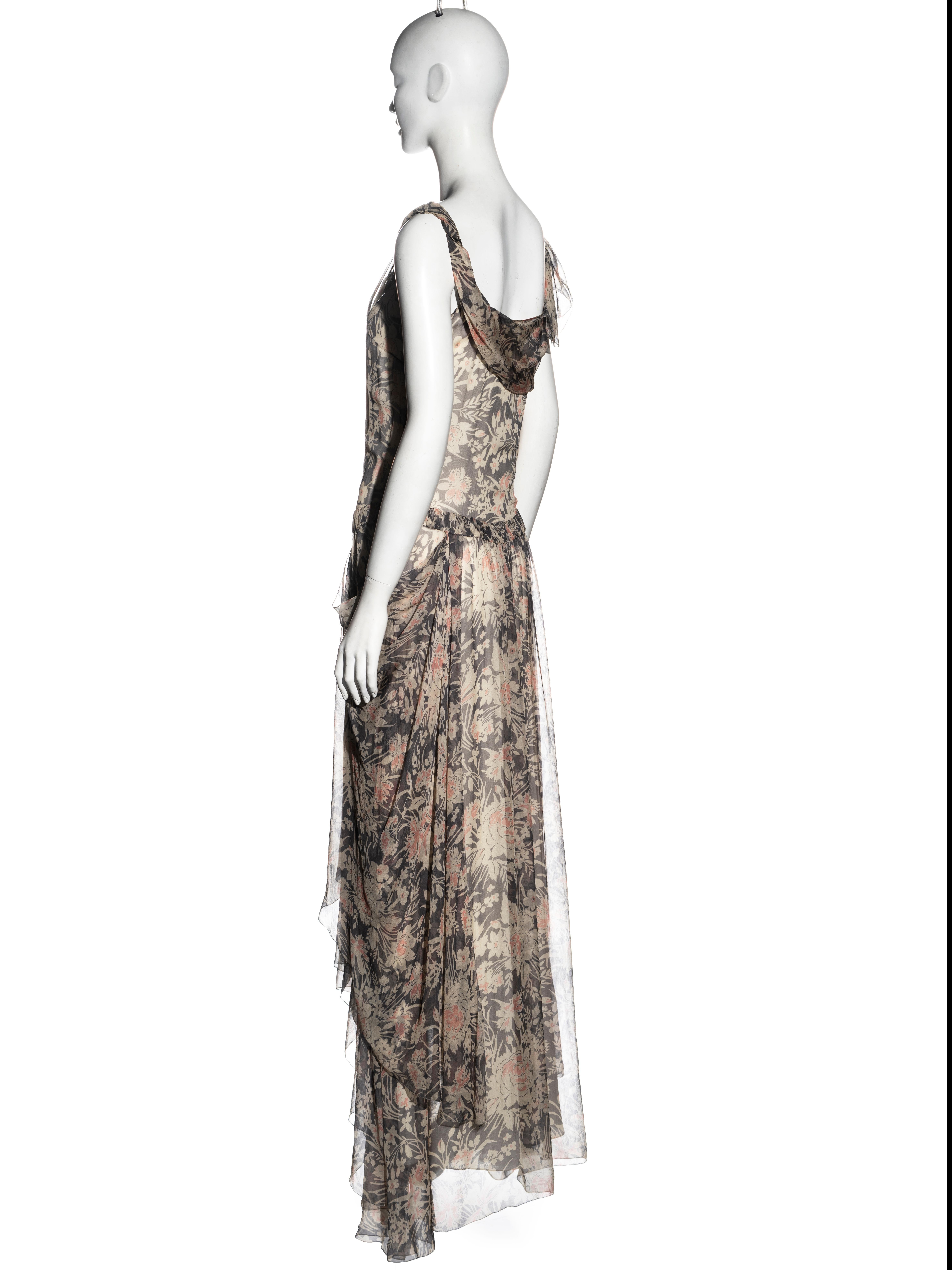 Stehlanges Kleid aus Seidenchiffon mit Blumendruck von John Galliano mit fallender Taille, fw 2008 im Angebot 6