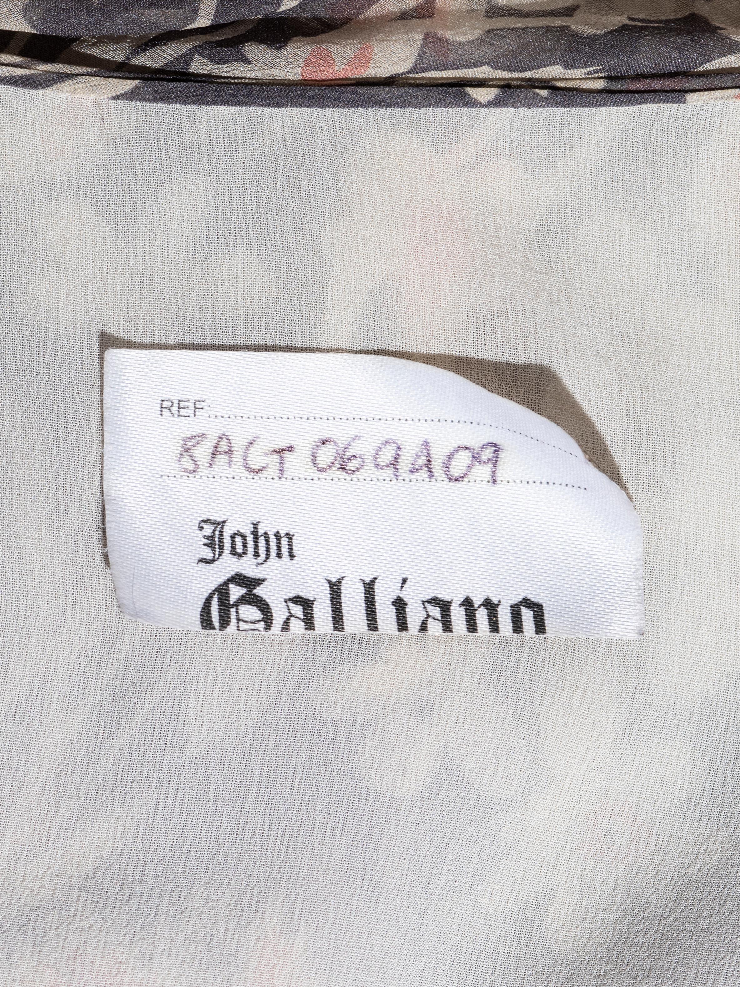 Stehlanges Kleid aus Seidenchiffon mit Blumendruck von John Galliano mit fallender Taille, fw 2008 im Angebot 9