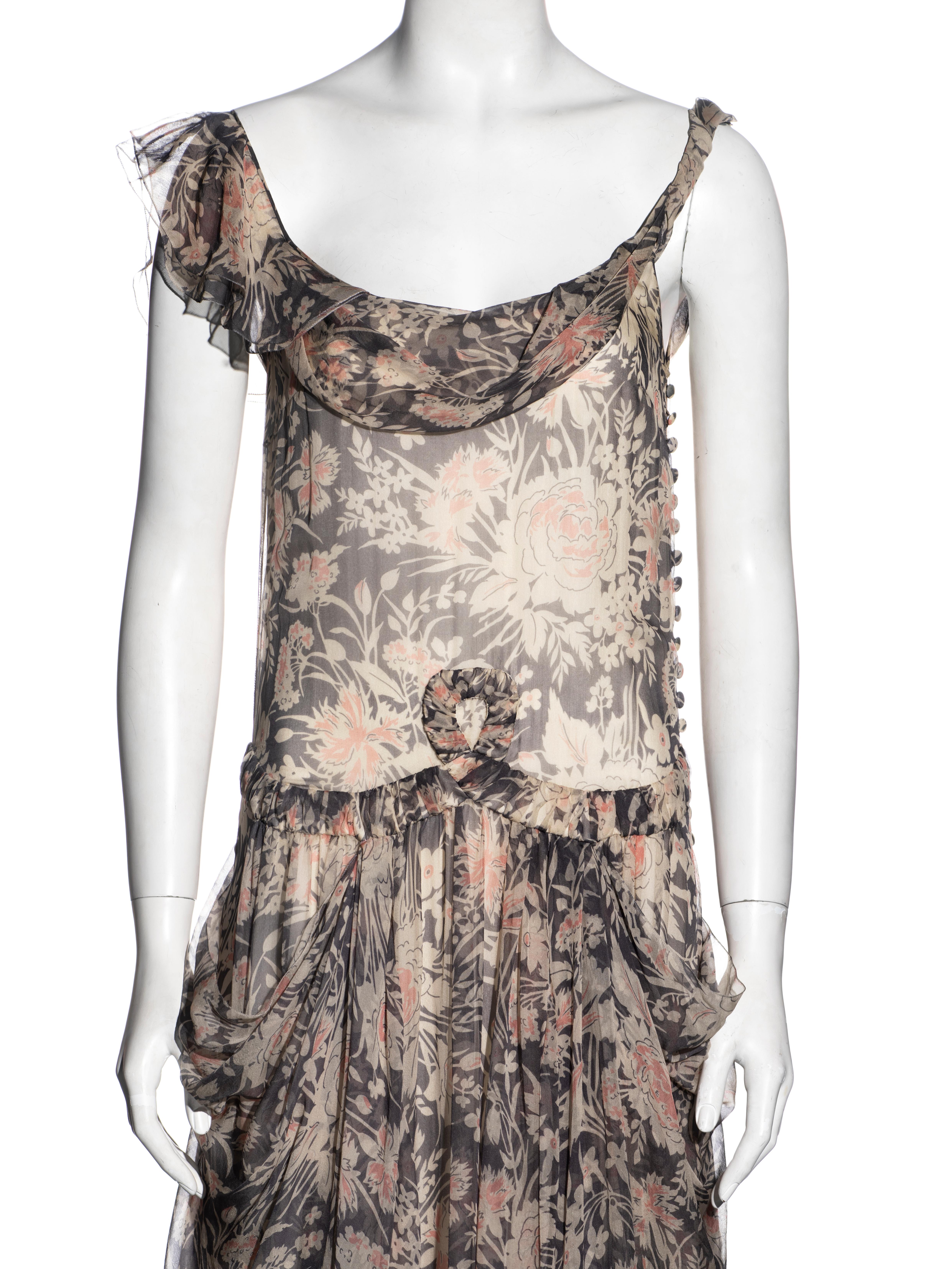 Stehlanges Kleid aus Seidenchiffon mit Blumendruck von John Galliano mit fallender Taille, fw 2008 (Grau) im Angebot
