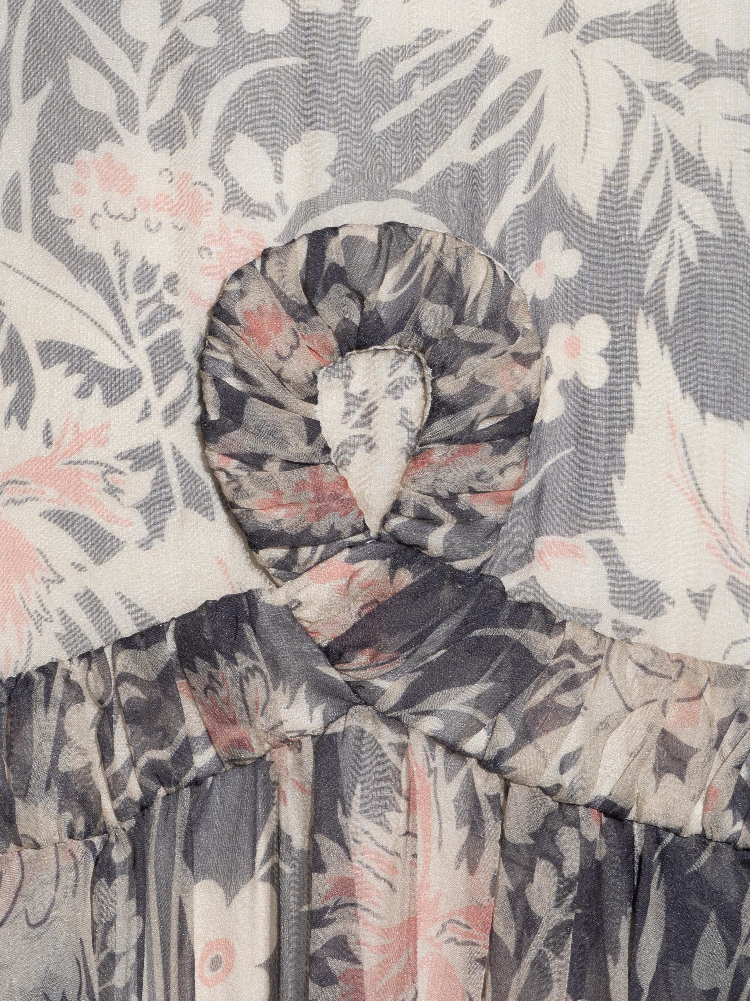 Stehlanges Kleid aus Seidenchiffon mit Blumendruck von John Galliano mit fallender Taille, fw 2008 im Zustand „Hervorragend“ im Angebot in London, GB