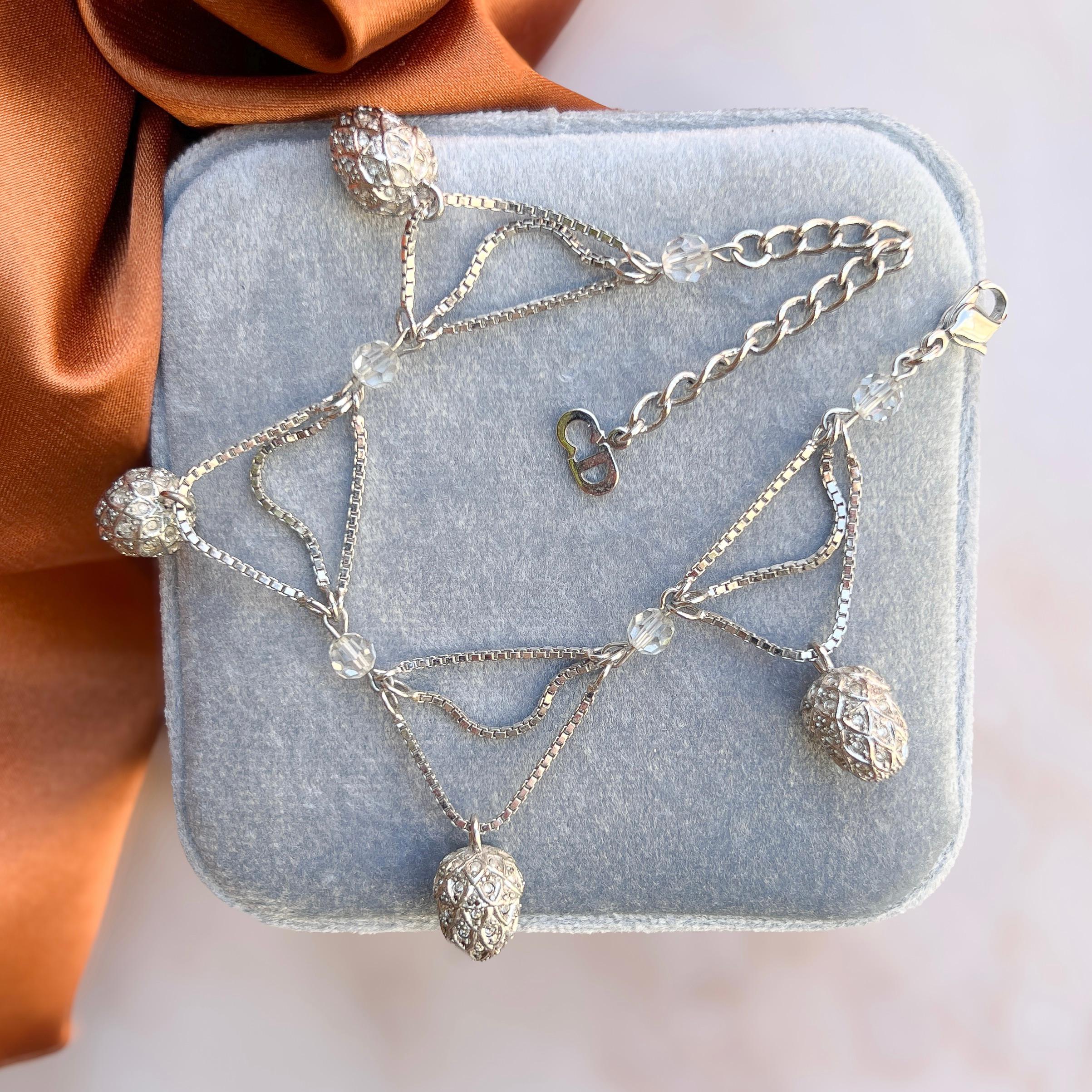 Dieses elegante Armband von Christian Dior wurde in den 1990er Jahren hergestellt, als John Galliano für das französische Modehaus entwarf.

Zustandsbericht:
Ausgezeichnet

Die Details...
Dieses rhodinierte Box-Kettenarmband hat ein Swag-Design. Sie